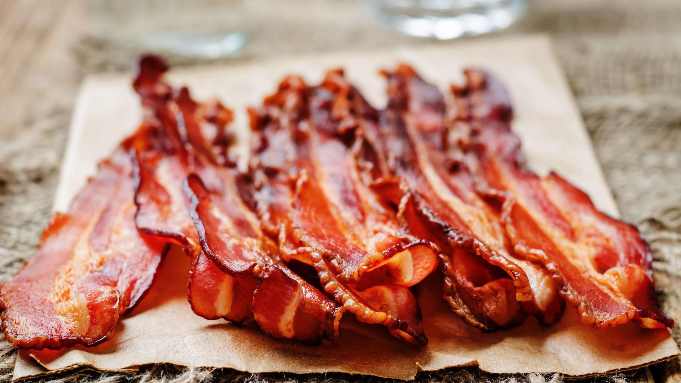 NAM: Aldri feil med litt sprøstekt bacon. Det synes sannsynligvis ikke verdensrekordholderen i bacon-spising heller, som spiste 182 skiver på fem minutter. Foto: Shutterstock
