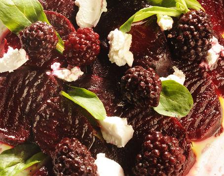 Salat med rødbeter, bjørnebær og geitost. (Foto: Jonas Haarr Friestad.)
