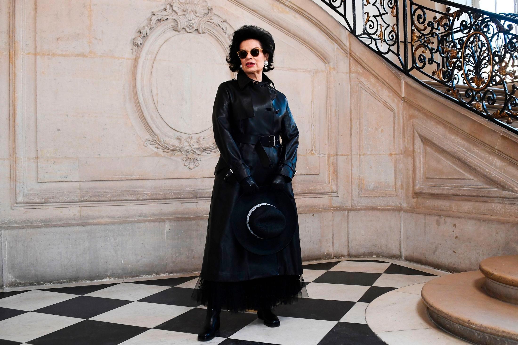 PÅ MOTEVISNING: Her er Bianca Jagger på moteshow for Dior Haute Couture i januar 2019. Foto: AFP.