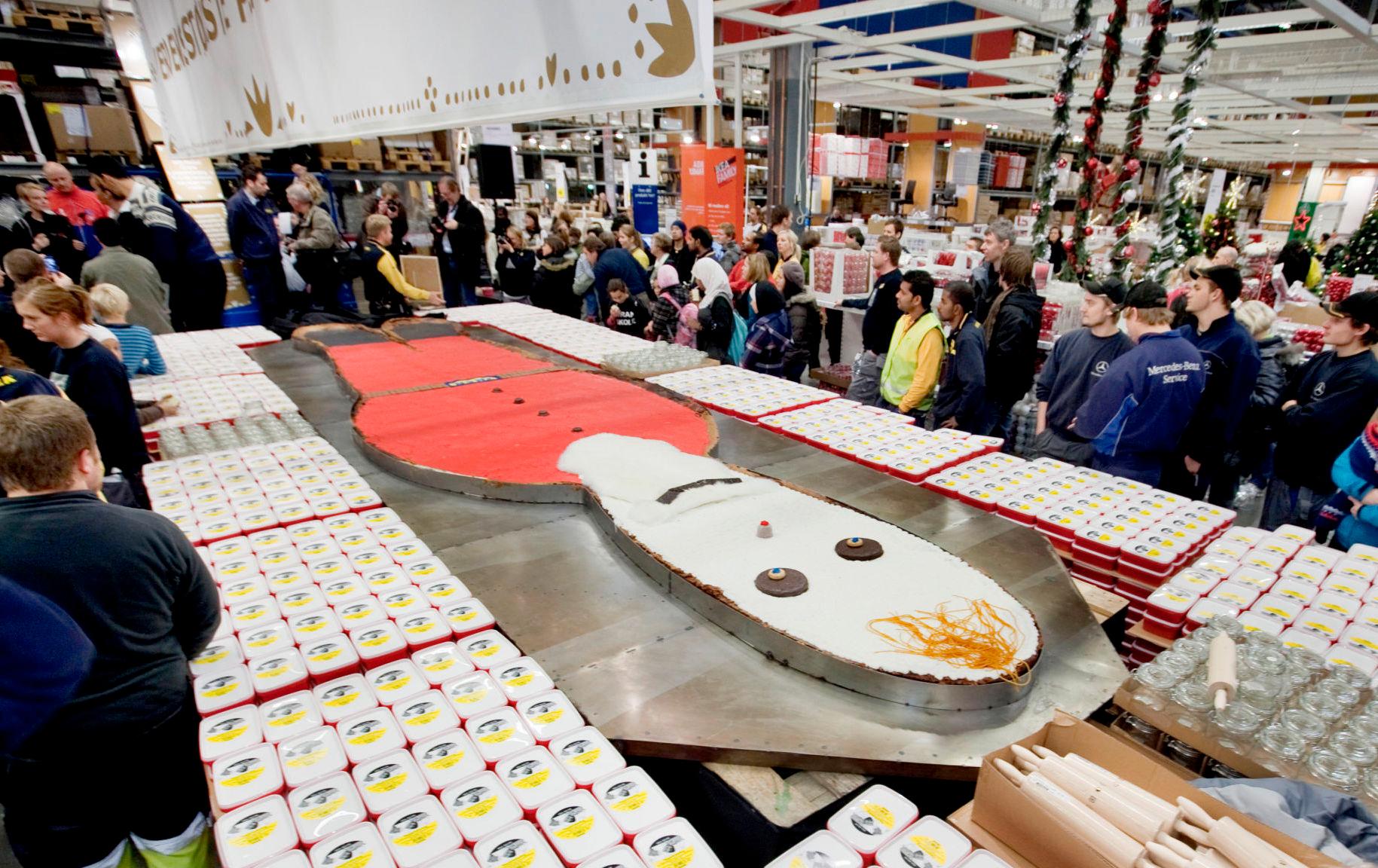 STOR MANN: Mon tro hvor mange bokser pepperkakedeig som ble brukt for å lage denne mannen. Foto: IKEA