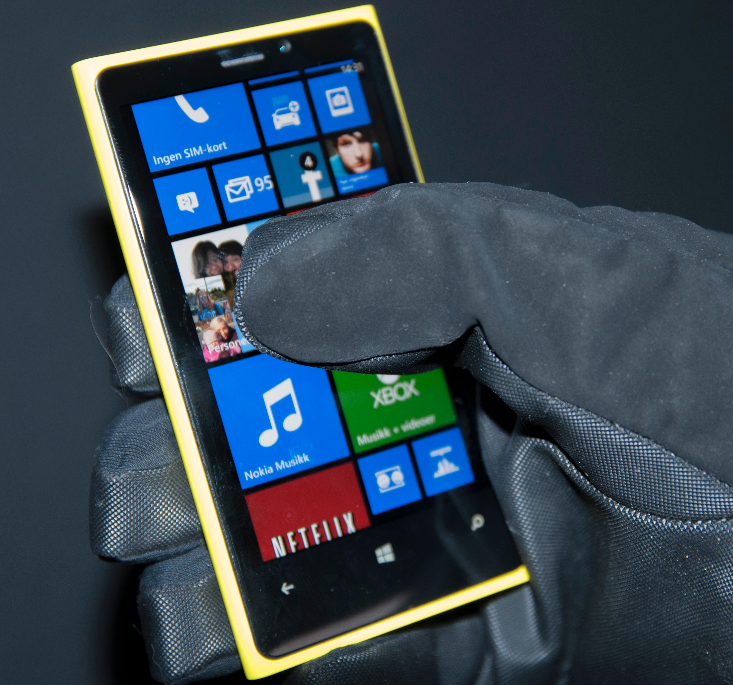 Nokia er tilbake, men juryen er fortsatt ute. Det er lenge siden én enkelt mobiltelefon har vært like proppet av ny teknologi som det Lumia 920 er. Nå må den bare selge litt før finnene kan si seg fornøyde.Foto: Finn Jarle Kvalheim, Amobil.no
