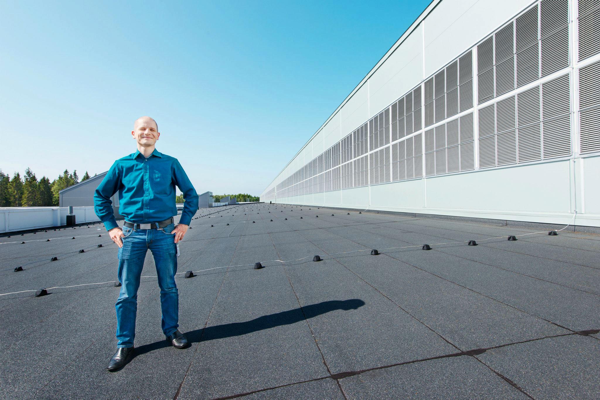Sjefen for datasenteret, Joel Kjellgren, står foran innsuget av kald luft (til høyre).Foto: Facebook