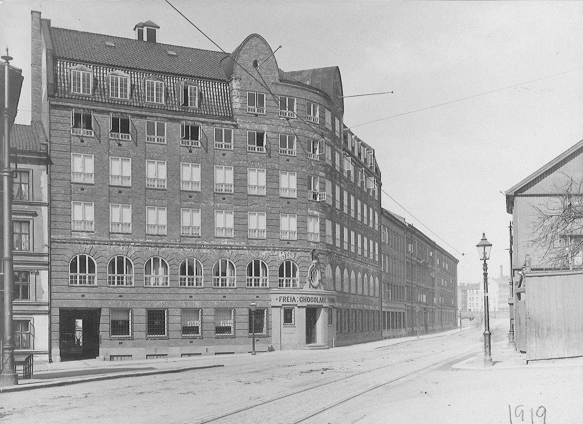 BYGGET UT: Slik så Freiafabrikken ut i 1919 etter at Throne Holst fikk den bygget ut. Foto: Freia