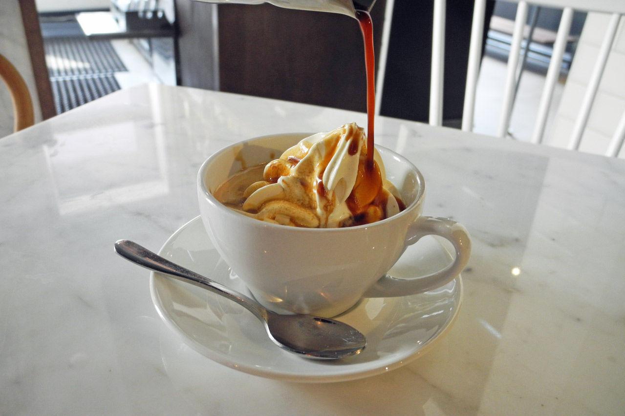 AFFOGATO: Kaffebønnene er brent litt lysere for at smaken skal harmonere med den søte isen. Foto: Godt.no