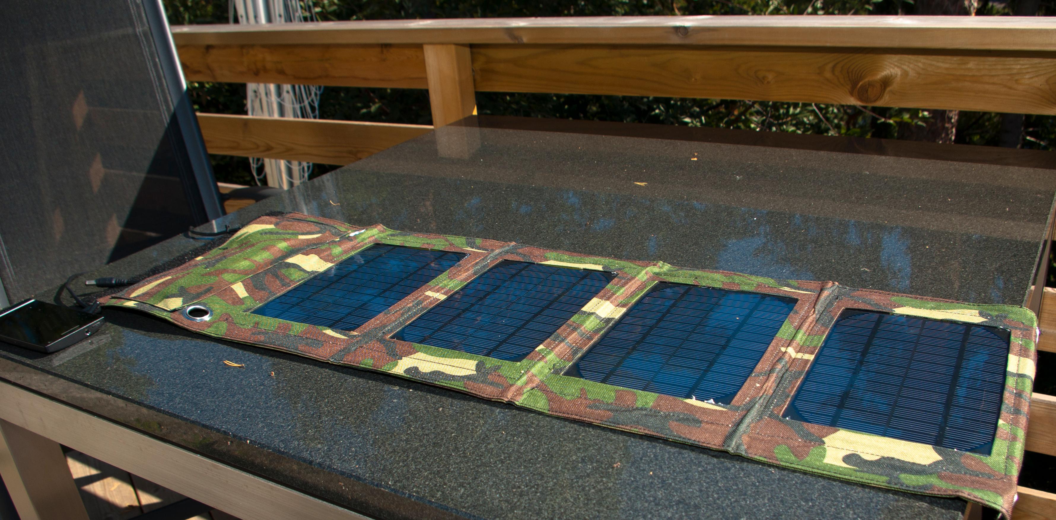 Solcelleladeren fra Mobillader.no foldes ut til en lang remse med fire solcellepaneler.Foto: Einar Eriksen