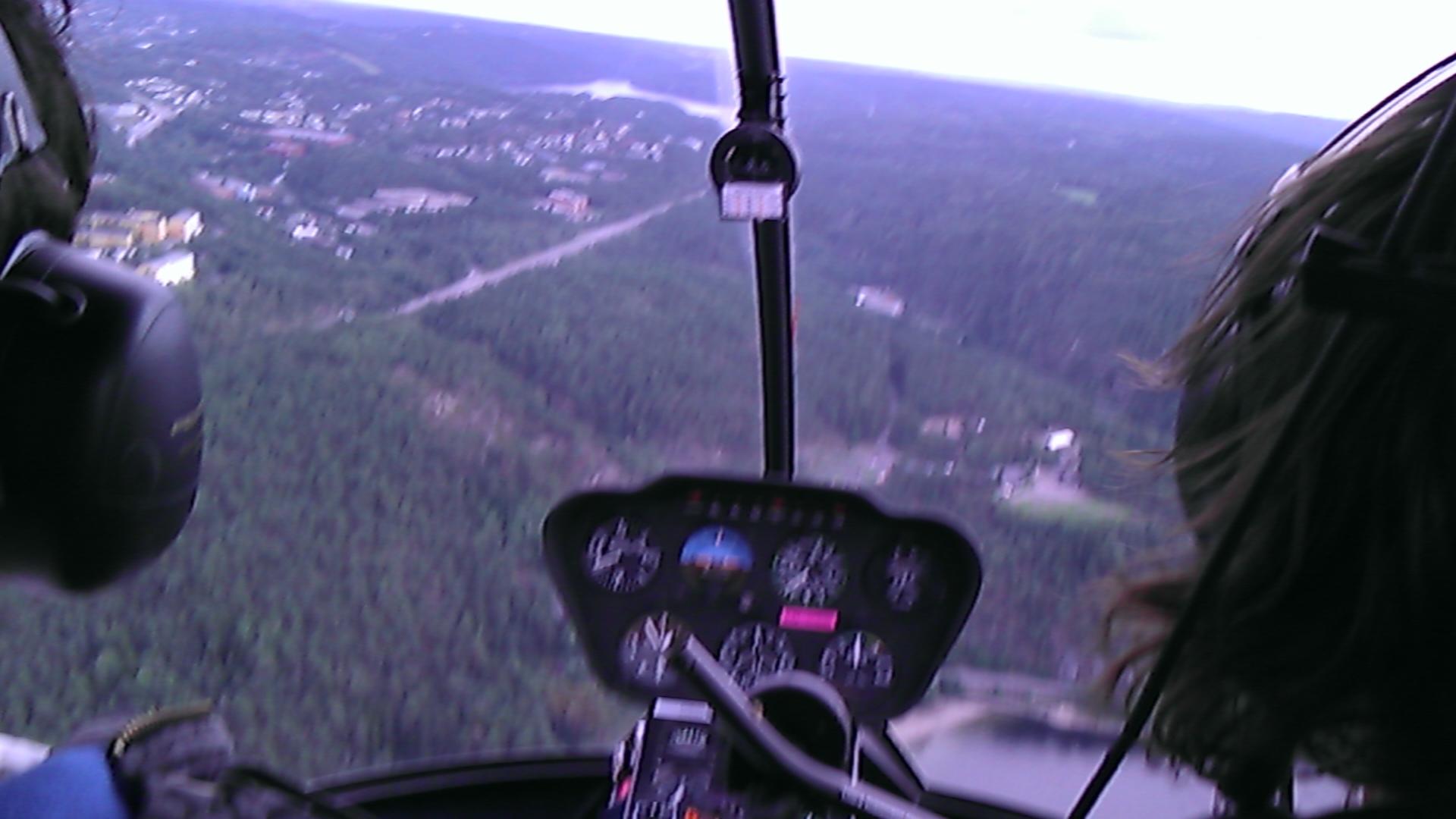 Utsikten fra helikopteret enda en gang fanget av EVO 3D. Den kan ta stillbilder i 3D, men vist på vanlig skjerm ser de bare utydelige ut. Filformatet blir også noe uvanlig; .mpo.
