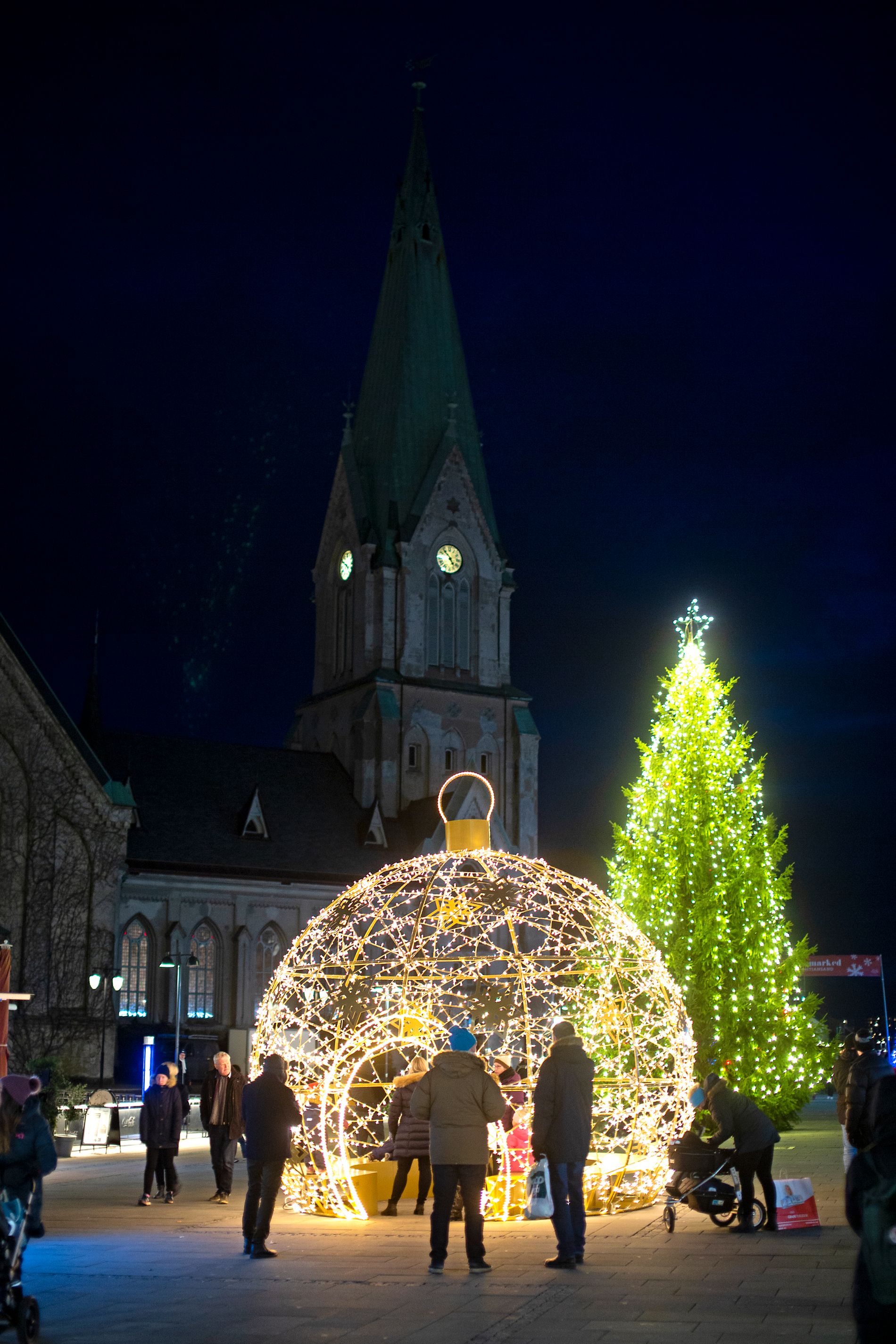 Julekula er en populær severdighet på nedre Torvet i Kristiansand. Den er et naturlig møtepunkt i Kvadraturen. 