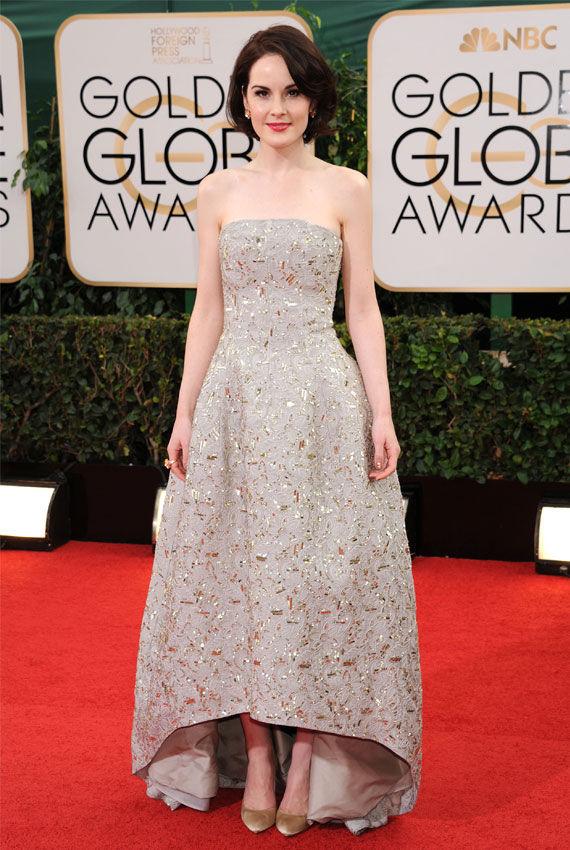 STILSIKKER: Michelle Dockery fra TV-serien «Downton Abbey» holdt antrekket enkelt i en klassisk og stilren kjole fra Oscar de la Renta. Med minimalt med tilbehør lot hun kjolen skinne. Foto. NTB Scanpix