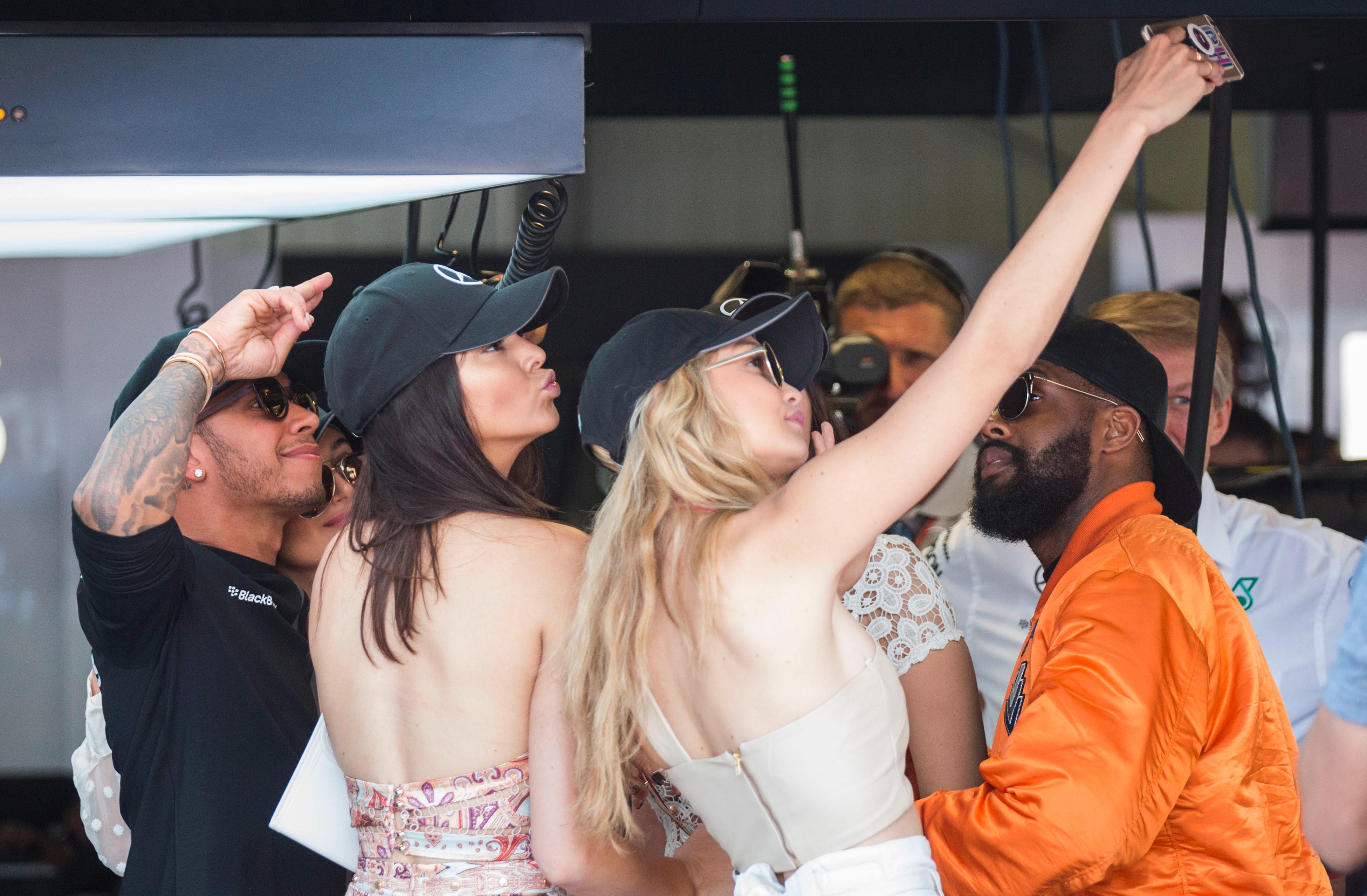 KJENDIS-SELFIE: Hamilton tok seg tid til en selfie med Kendall Jenner før Monaco Grand Prix i 2015. 