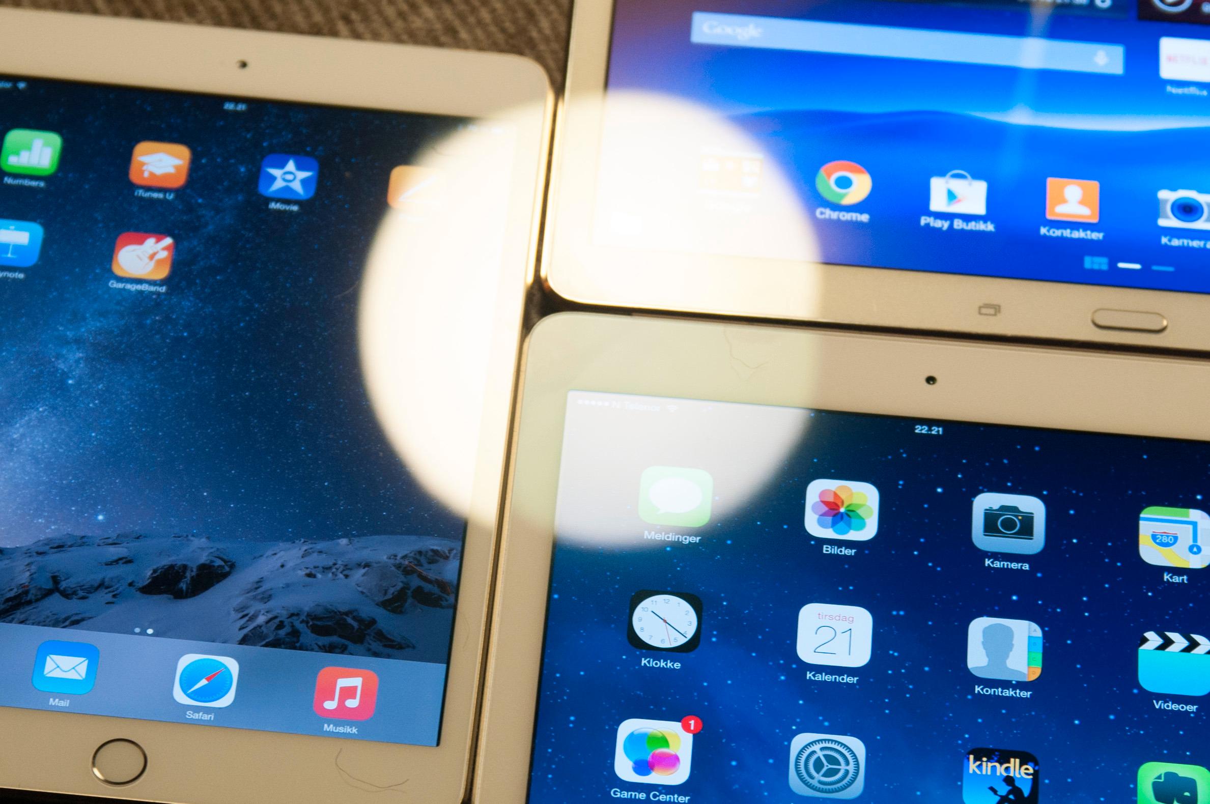 Det er betydelig mindre refleks i iPad Air 2-skjermen enn i andre nettbrett. Til venstre ser du iPad Mini 3, øverst til høyre er Samsung Galaxy Tab S, og nede til høyre er iPad Air 2.Foto: Finn Jarle Kvalheim, Tek.no