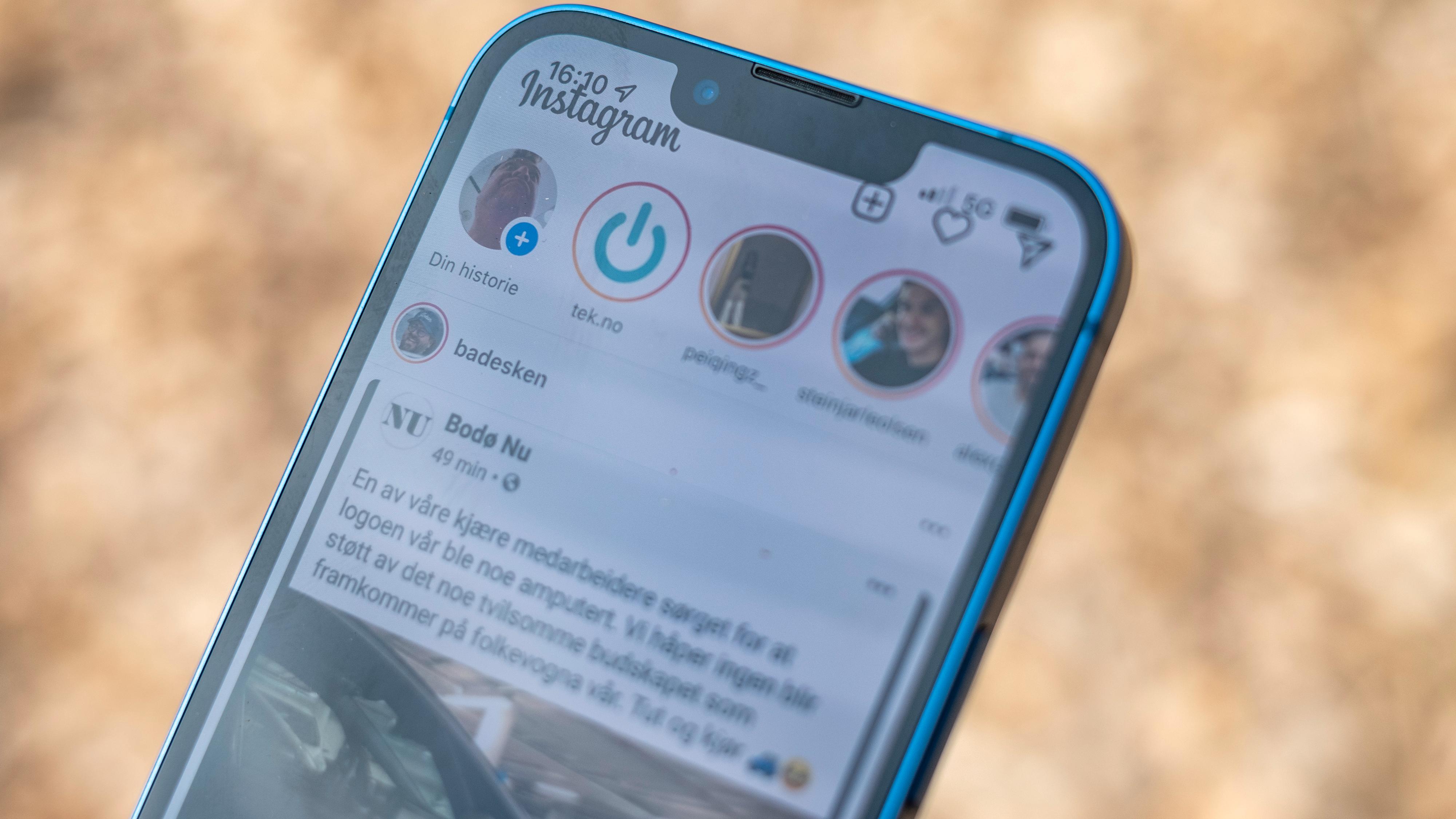 En av flere småbugs som fortsatt er i iOS 15 på iPhone 13; Instagram-logoen strekker seg opp i klokkefeltet. Det er enkelte skjønnhetsfeil i disse nye telefonene, men heldigvis få kritiske feil - og typisk ryddes de fleste av disse unna i løpet av kort tid etter salgsstart.