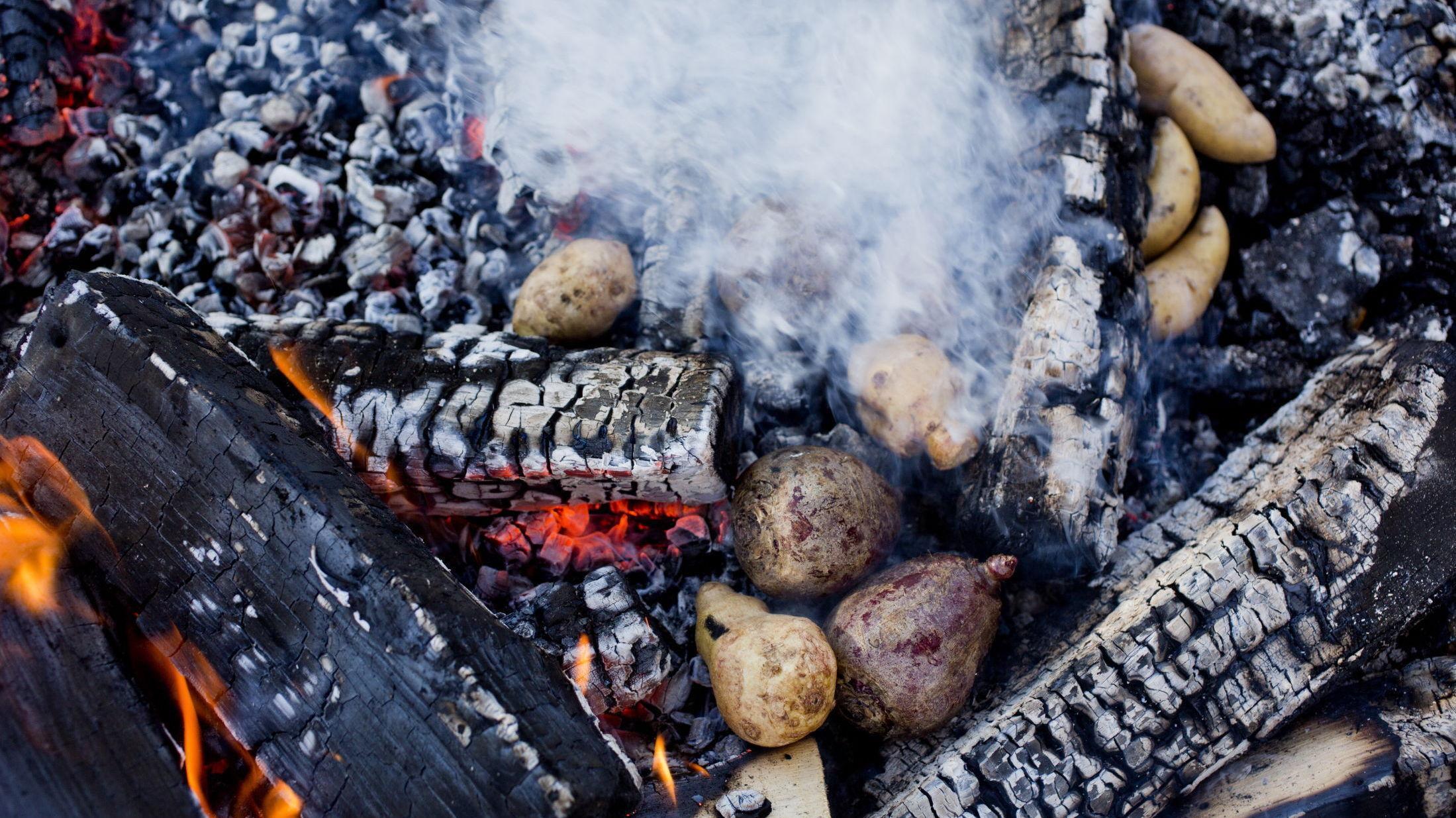 SMAKFULLT: Bak jordskokk, poteter og rødbeter rett i glørne på bålet, det setter en ekstra smak på måltidet.