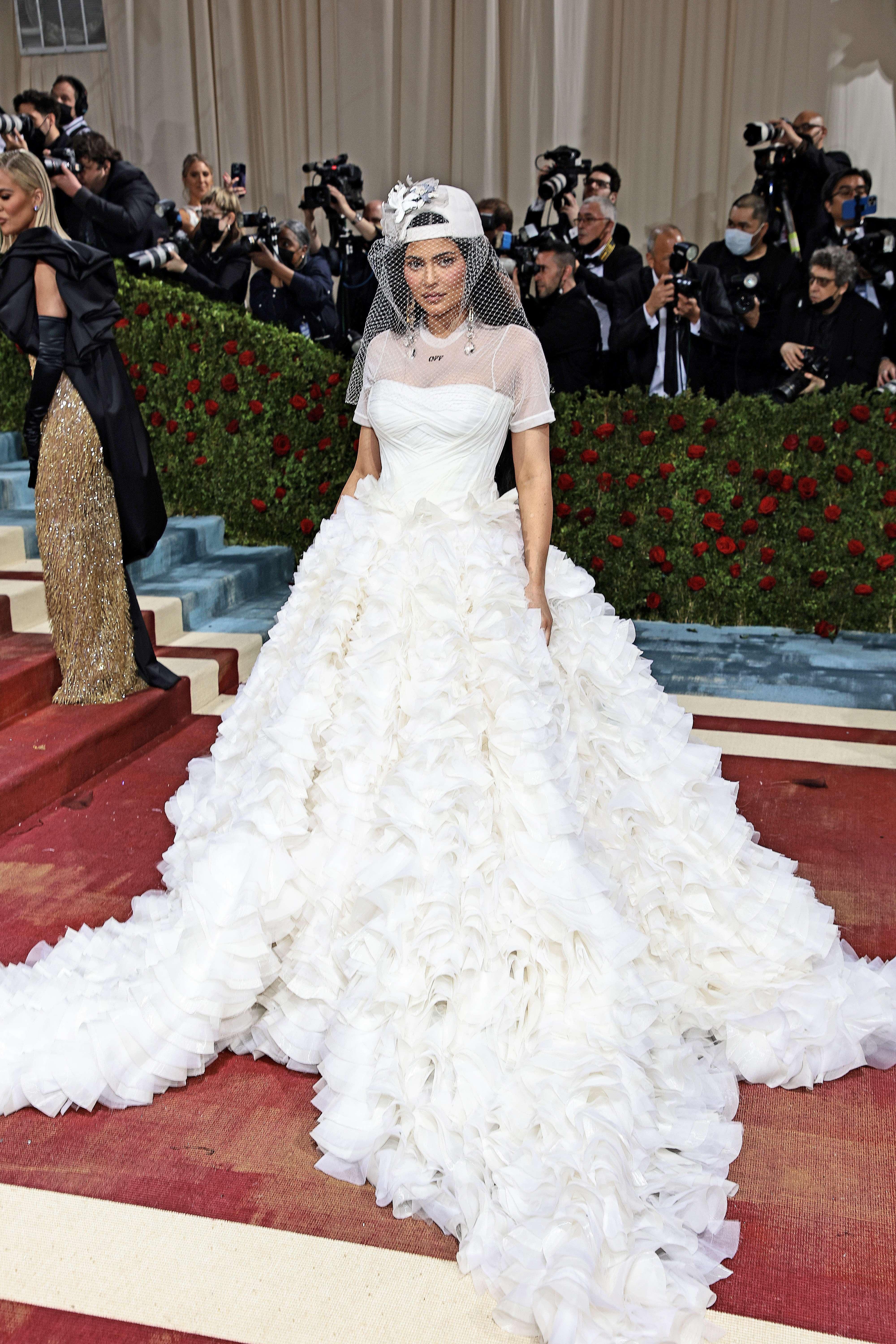 UVANLIG HODEPLAGG: Kylie Jenner gikk for mix-and-match i en Off-White brudeaktig kjole, stylet med en caps og slør. 