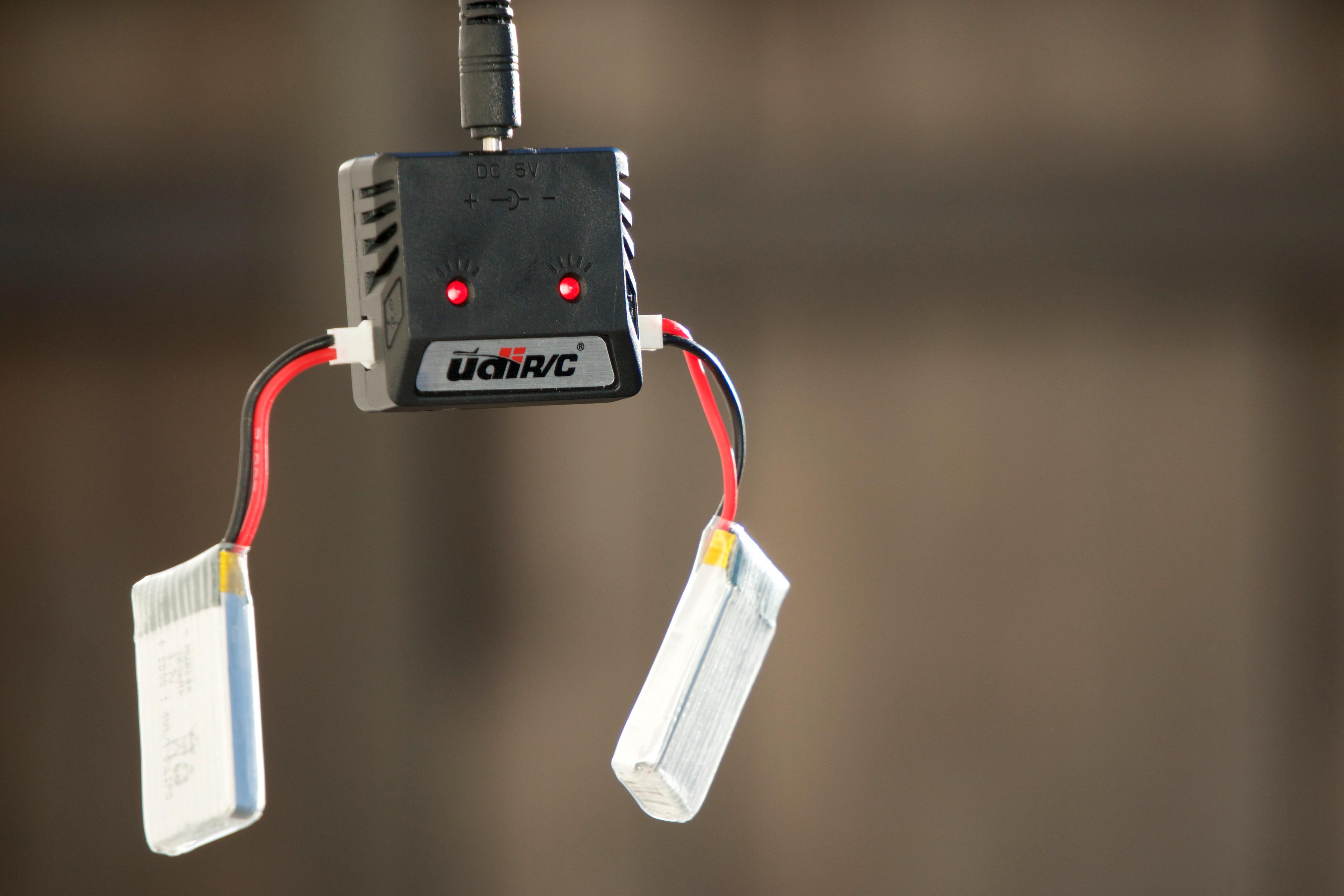 UDI Mini Drone kommer med en forgrener som lar deg lade to batterier samtidig. Smart! Foto: Torstein Norum Bugge, Tek.no