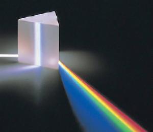 Hvitt lys splittes i regnbuens farger når det sendes gjennom et prisme.