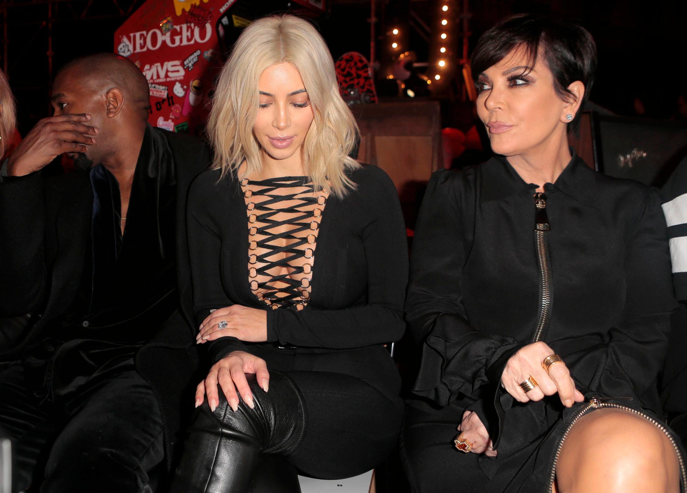 BLOND: I mars 2015 hadde Kim Kardashian West ny hårfarge. Her på Givenchys visning i Paris. Foto: Jacques Brinon/AP