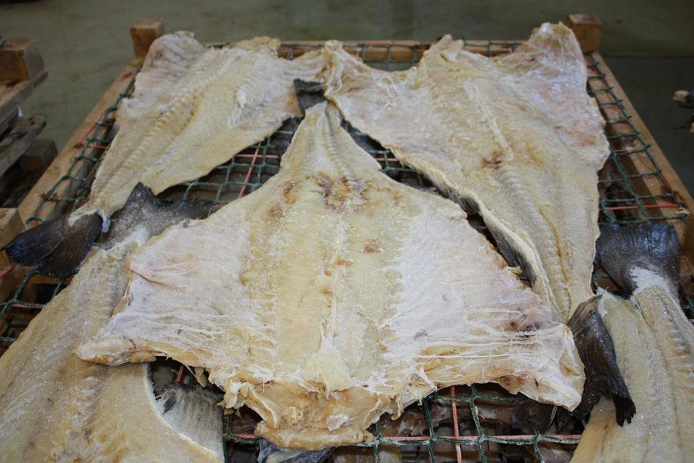 Klippfisk er saltet og tÃ¸rket fisk som helst laget av torsk, men hyse, brosme, lange eller sei kan ogsÃ¥ brukes. Foto: