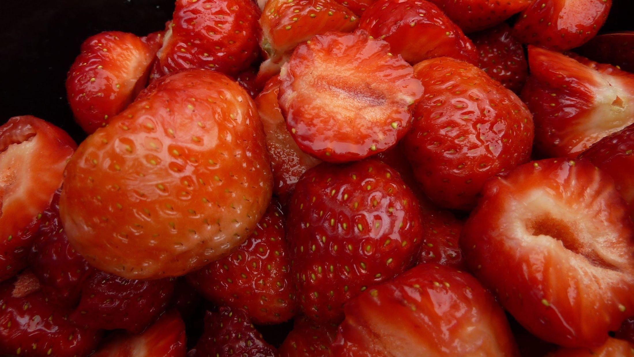 NÅ KOMMER JORDBÆRNE: Sommeren er ikke det samme uten smaksrike jordbær. I Norge startet jordbærsesongen normalt 10.–15. juni i Follo. Men i år er sesongen minst to uker forsinket. Foto: Jan Ovind