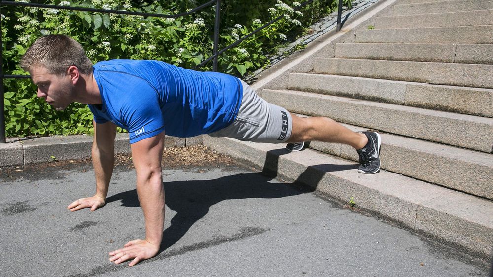 VARIASJON: I trappen kan du variere tyngden på armene, som kan være effektivt for ulike typer push-ups.