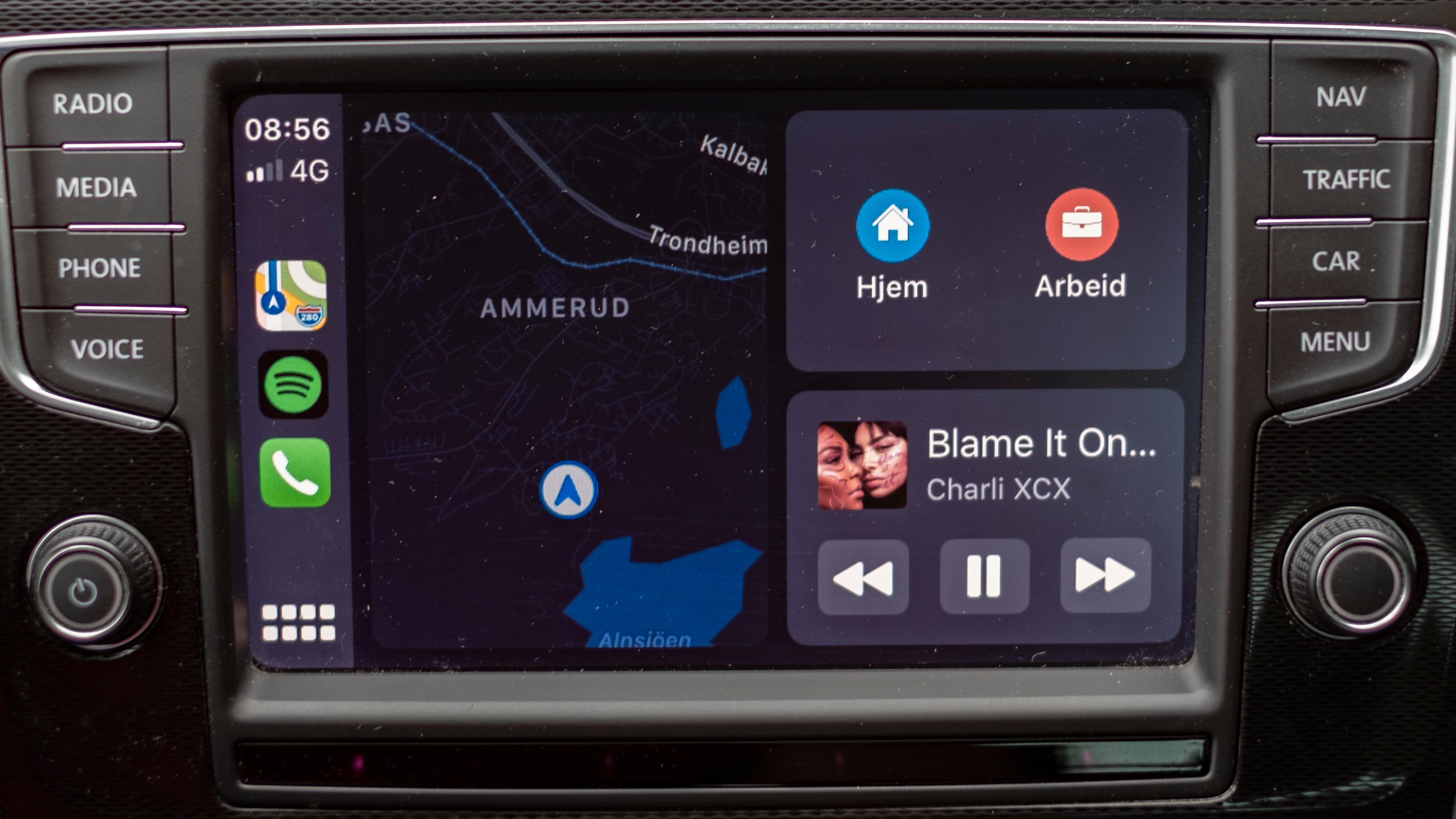CarPlay har fått en ny standardvisning med hurtigvalg til venstre, kart i midten og utvalgte funksjoner og påminnelser til høyre.