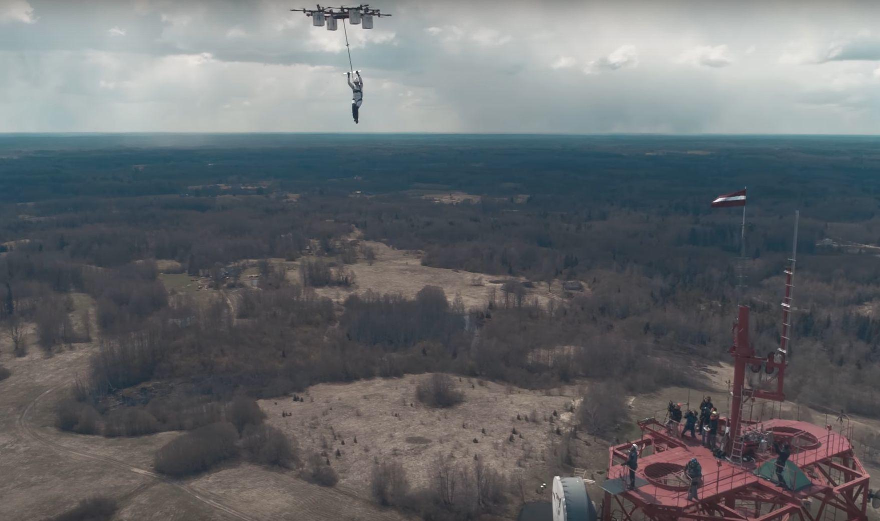 Dronen løftet fallskjermhopperen opp til en høyde på 330 meter.