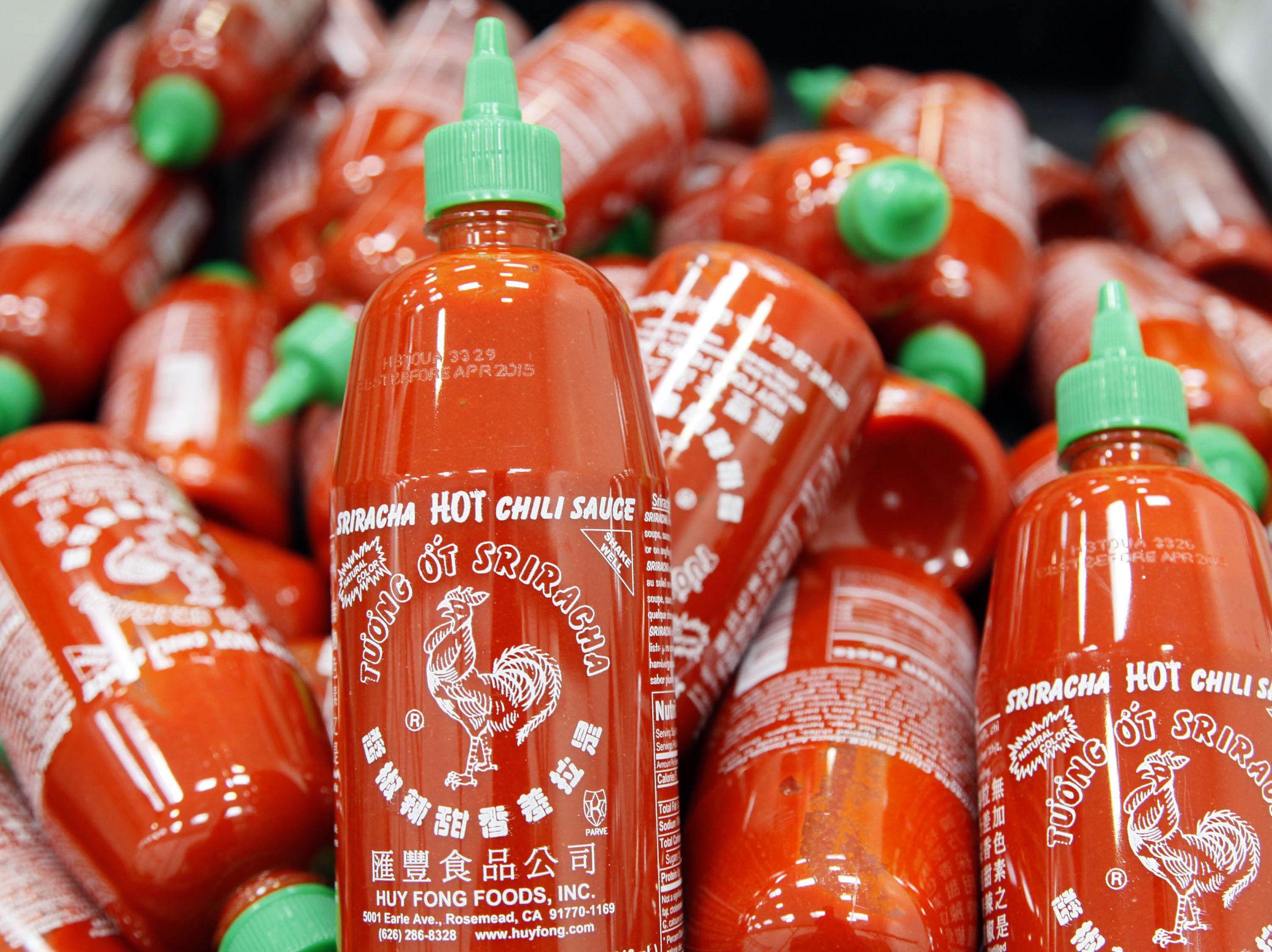 TRENDY HOT SAUS: Sriracha-saus er laget av sol-modnet chili som er malt til en glatt pasta sammen med hvitløk og pakket i en praktisk spruteflaske. Foto: AP Photo