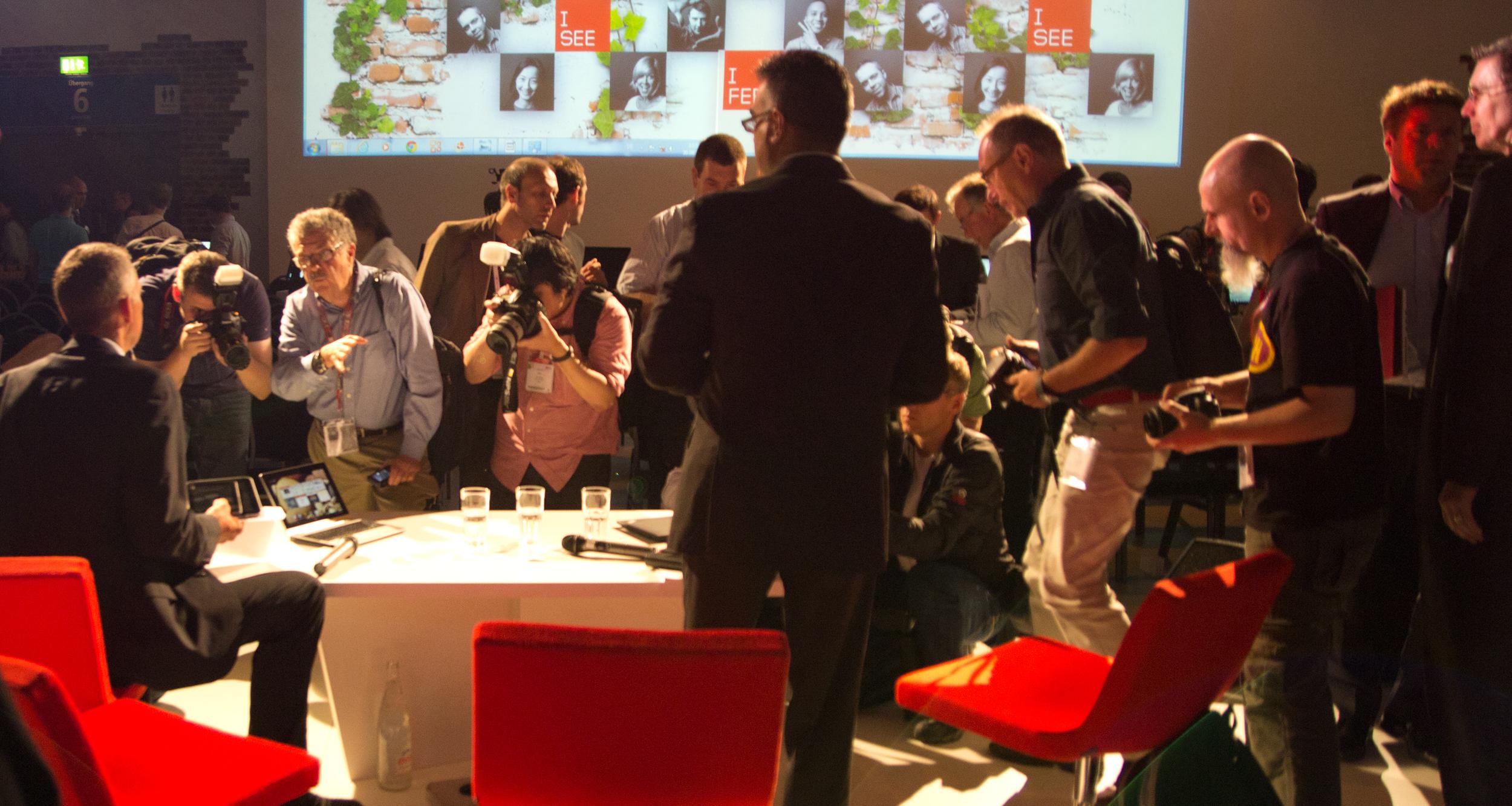 Lenovos pressekonferanse er over, og ivrige fotografer knipser i vei.