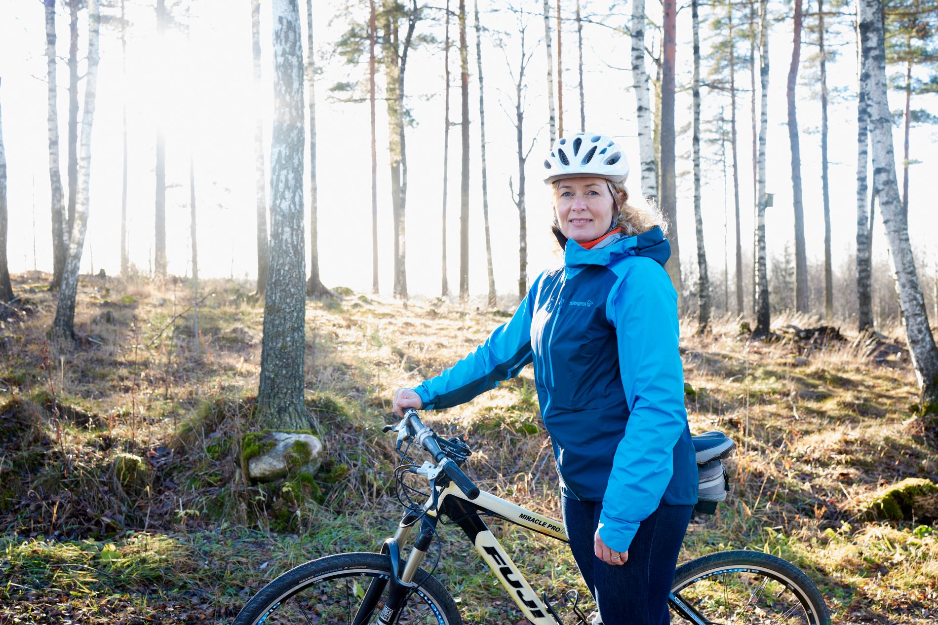 GODFØLELSEN: – Det at jeg har naturen så tett på, gjør at jeg virkelig får en godfølelse, sier Nina. Tur- og skiløyper er like ved, og en halvtime på sykkelen tar deg til badeidyller ved Oslofjorden.