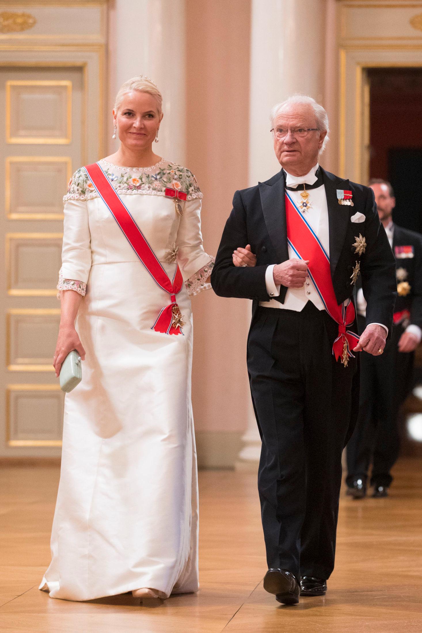 NY KJOLE: Kronprinsesse Mette-Marit i ny kreasjon. Her med Carl Gustaf av Sverige. Foto: Håkon Mosvold Larsen / NTB scanpix