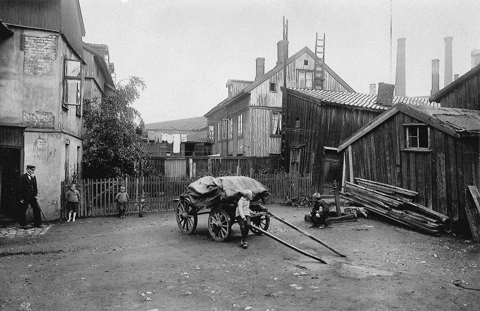 KUMMERLIG: Slik så fabrikken ut i 1892 da Throne Holst tok over driften av Freia. Han kjøpte fabrikken til 9000 kroner. Foto: Freia