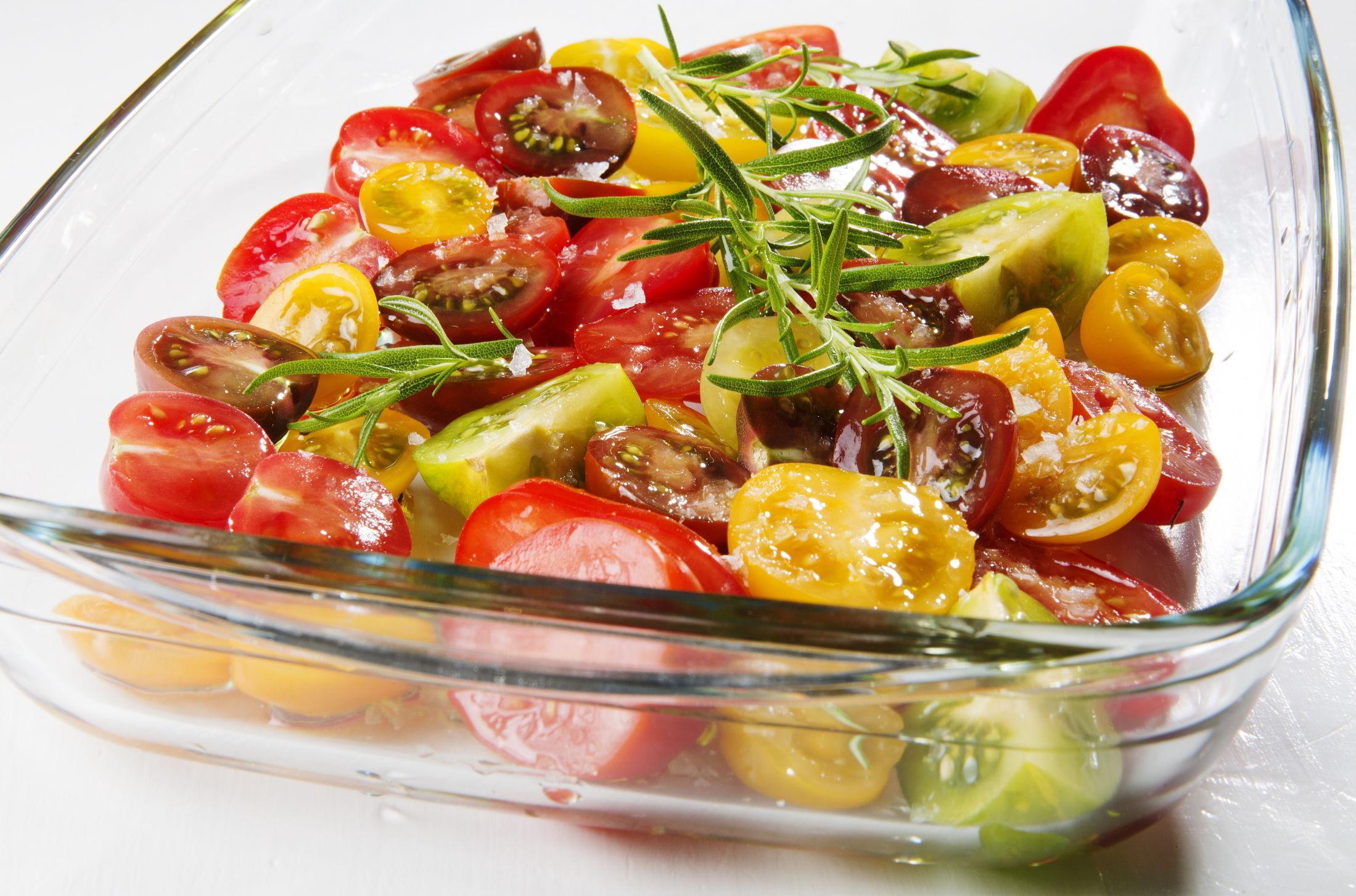 SØTT OG SUNT: Fargerike tomater i form med litt olje, urter og krydder over er enkelt, sunt og godt tilbehør. Foto: Magnar Kirknes/VG