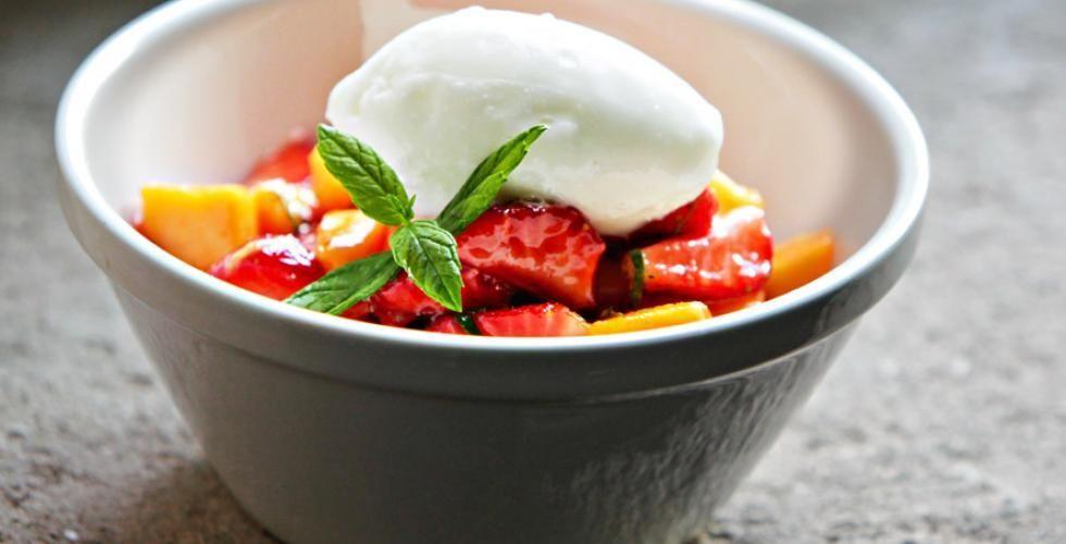 Friske jordbær og søt mango serveres med yoghurtis og sitronverbena. (Foto: Dan Petter Neergaard.)