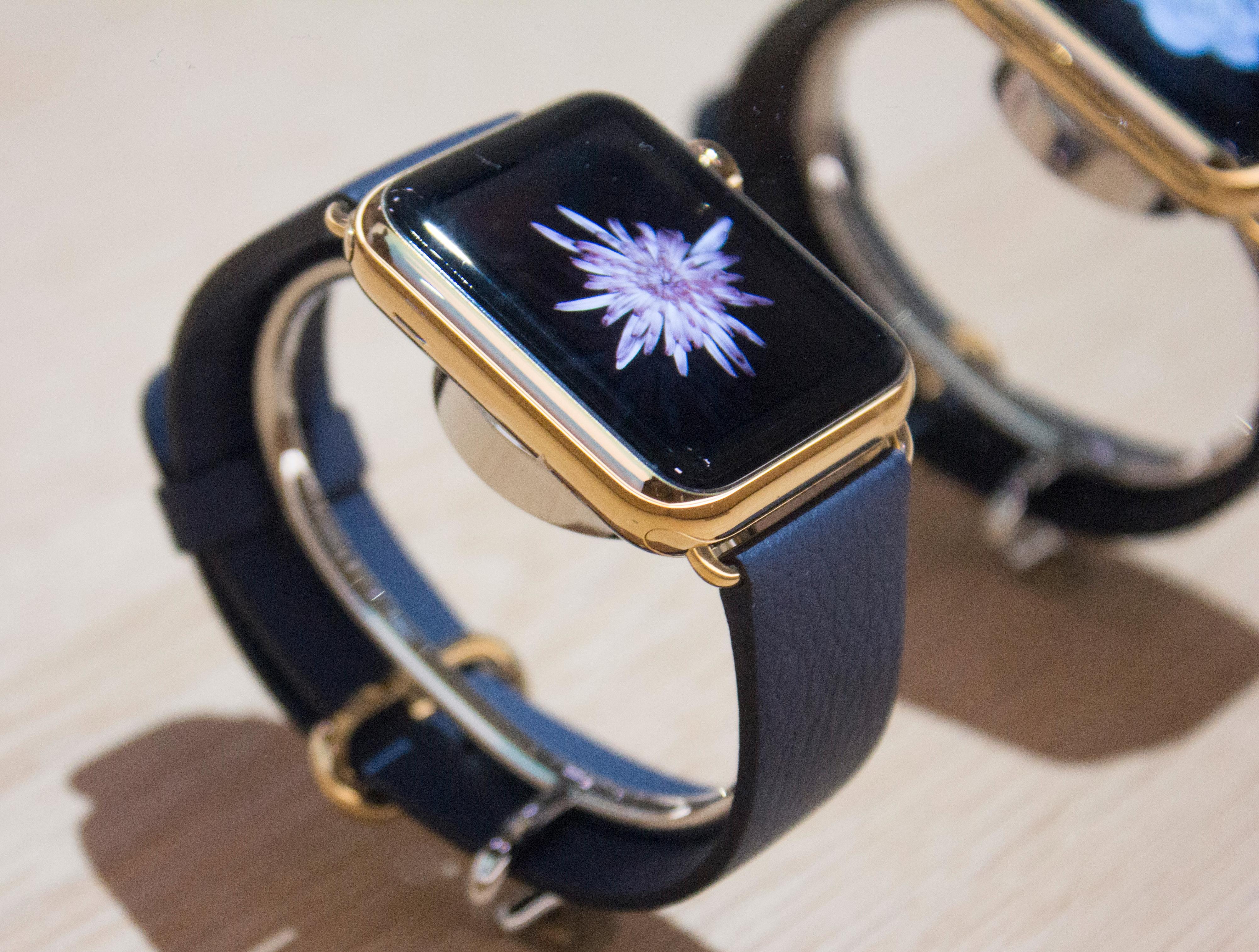 Dyreste variant Apple Watch skal koste over 130 000 kroner. Det som kanskje var slike klokker ble utstilt inni et glassbord. Foto: Finn Jarle Kvalheim, Tek.no