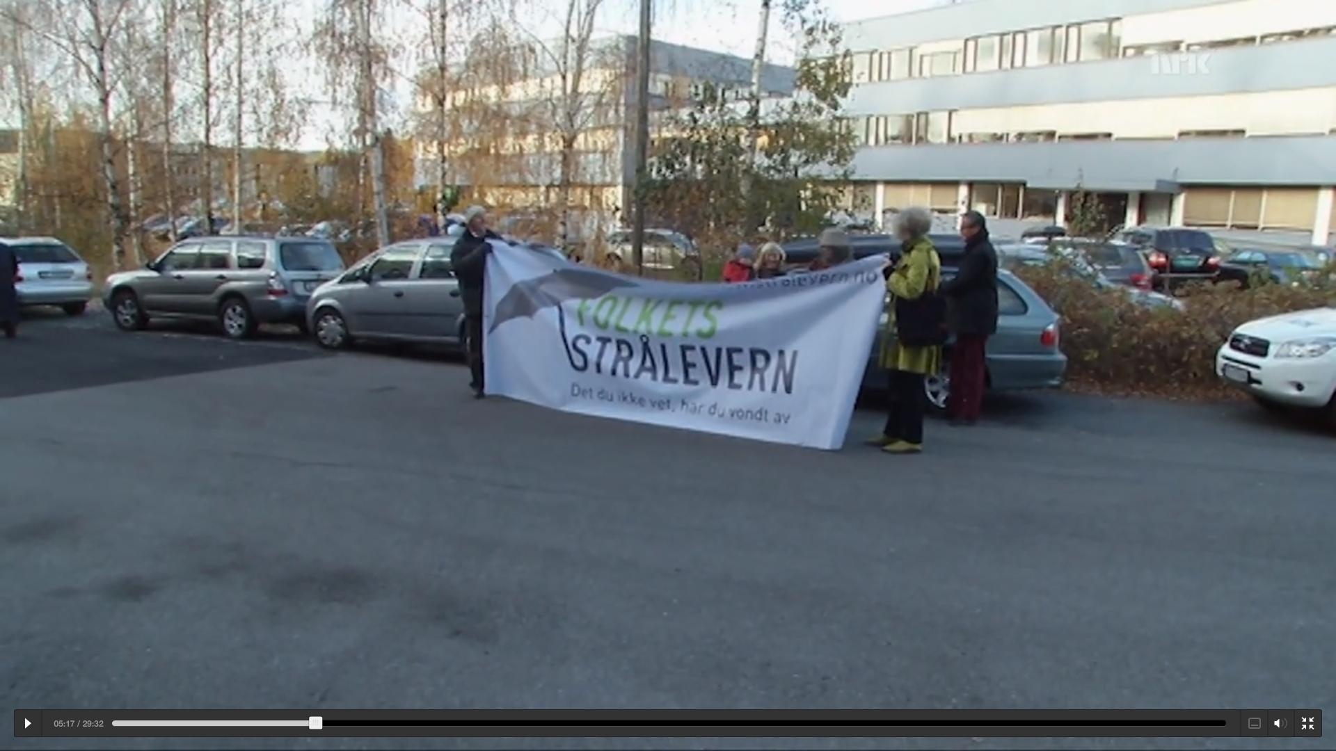 Folkets Strålevern under en demonstrasjon utenfor Statens strålevern. De mener at Statens strålevern er kjøpt og betalt av storkapitalen.