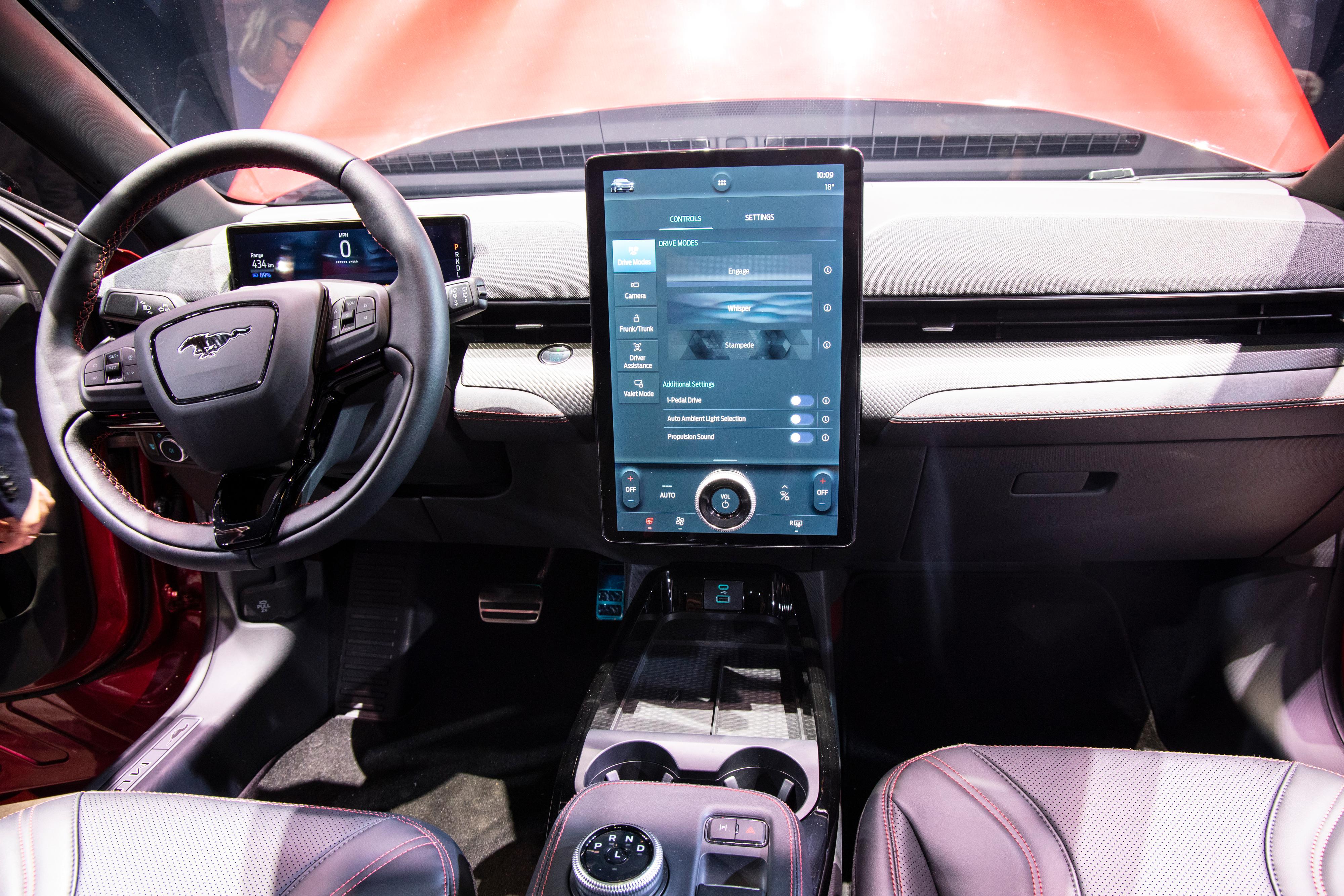 Førermiljøet preges av den store skjermen i midten, men Ford har også fått plass til et digitalt instrumentpanel. 