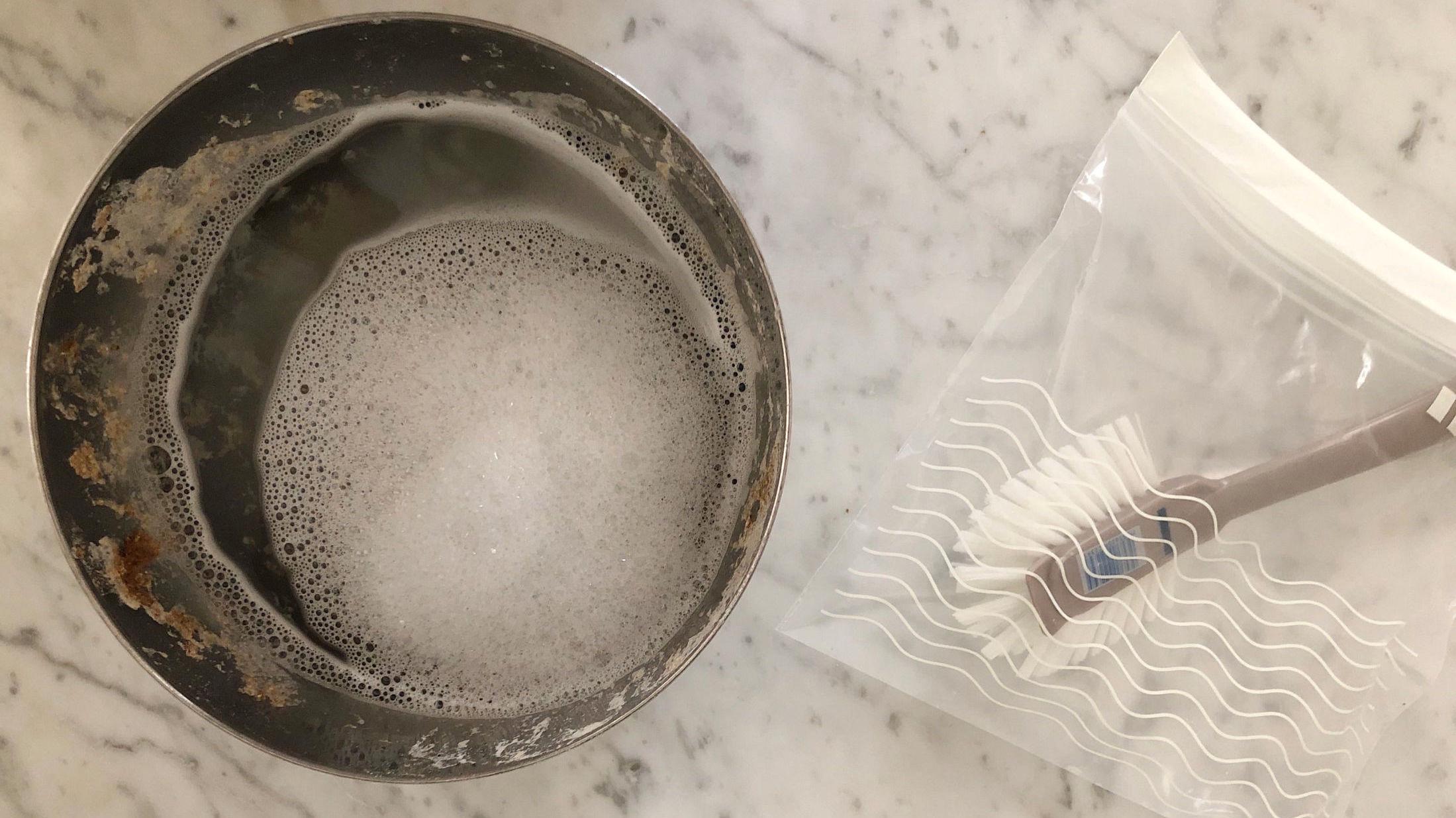 ALDRI MER: Oppvaskbørste full av deigreister er historie med hjelp av en liten plastpose. Foto: Godt