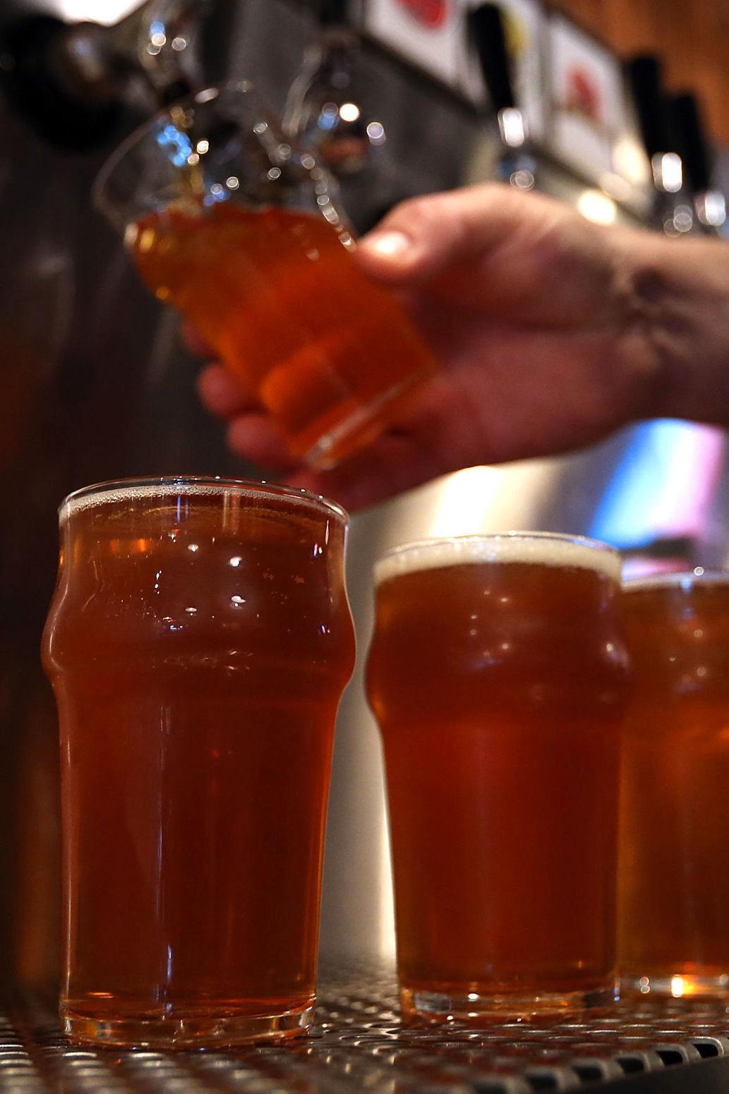 TILGANGEN REDUSERES: Ifølge studien vil tilgangen på øl bli dårligere, noe som fører til at prisene stiger kraftig. Foto: Justin Sullivan/AFP