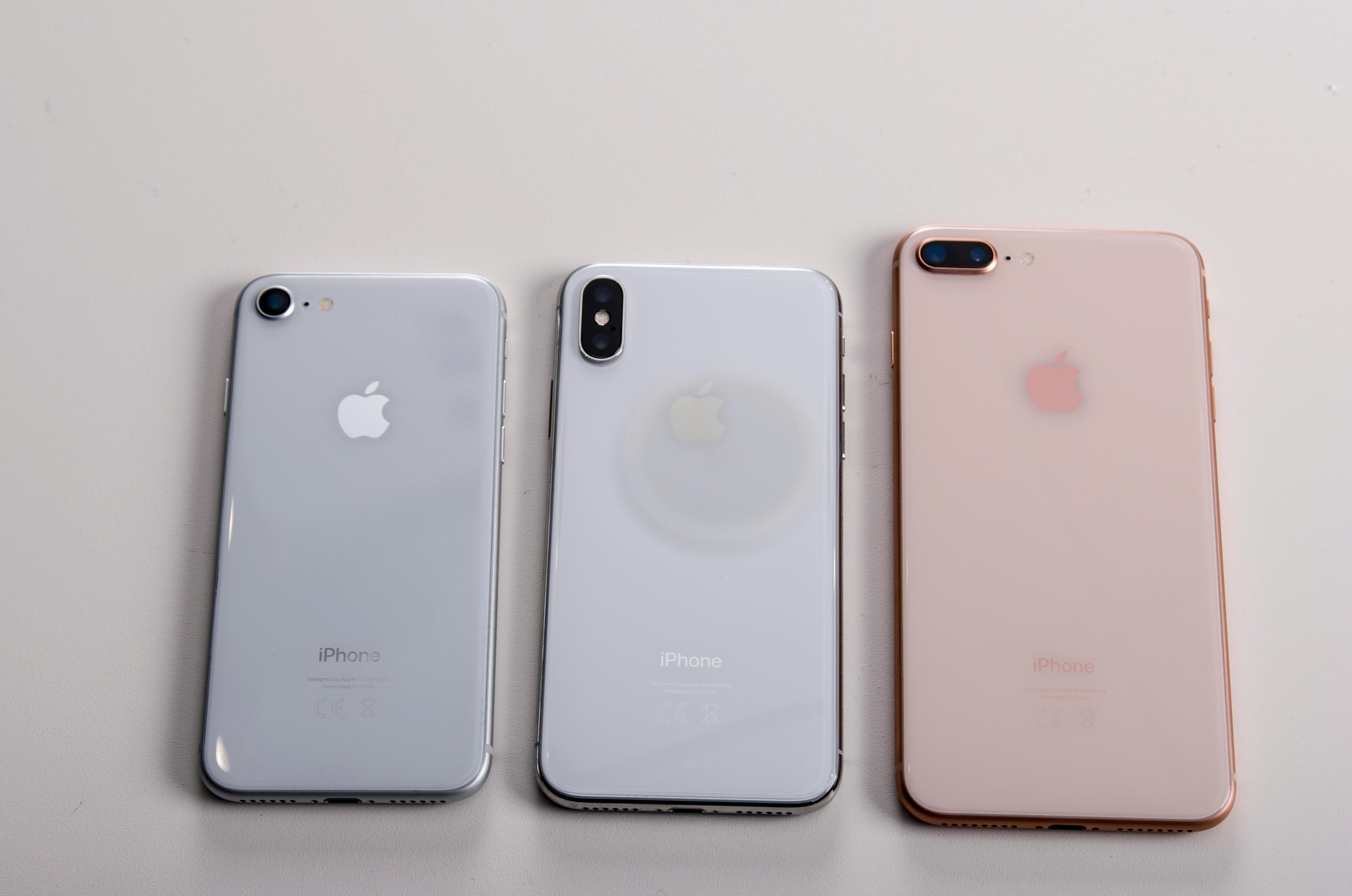 De tre ferskeste iPhone-modellene ved siden av hverandre. Fra venstre: iPhone 8, iPhone X, iPhone 8 Plus.
