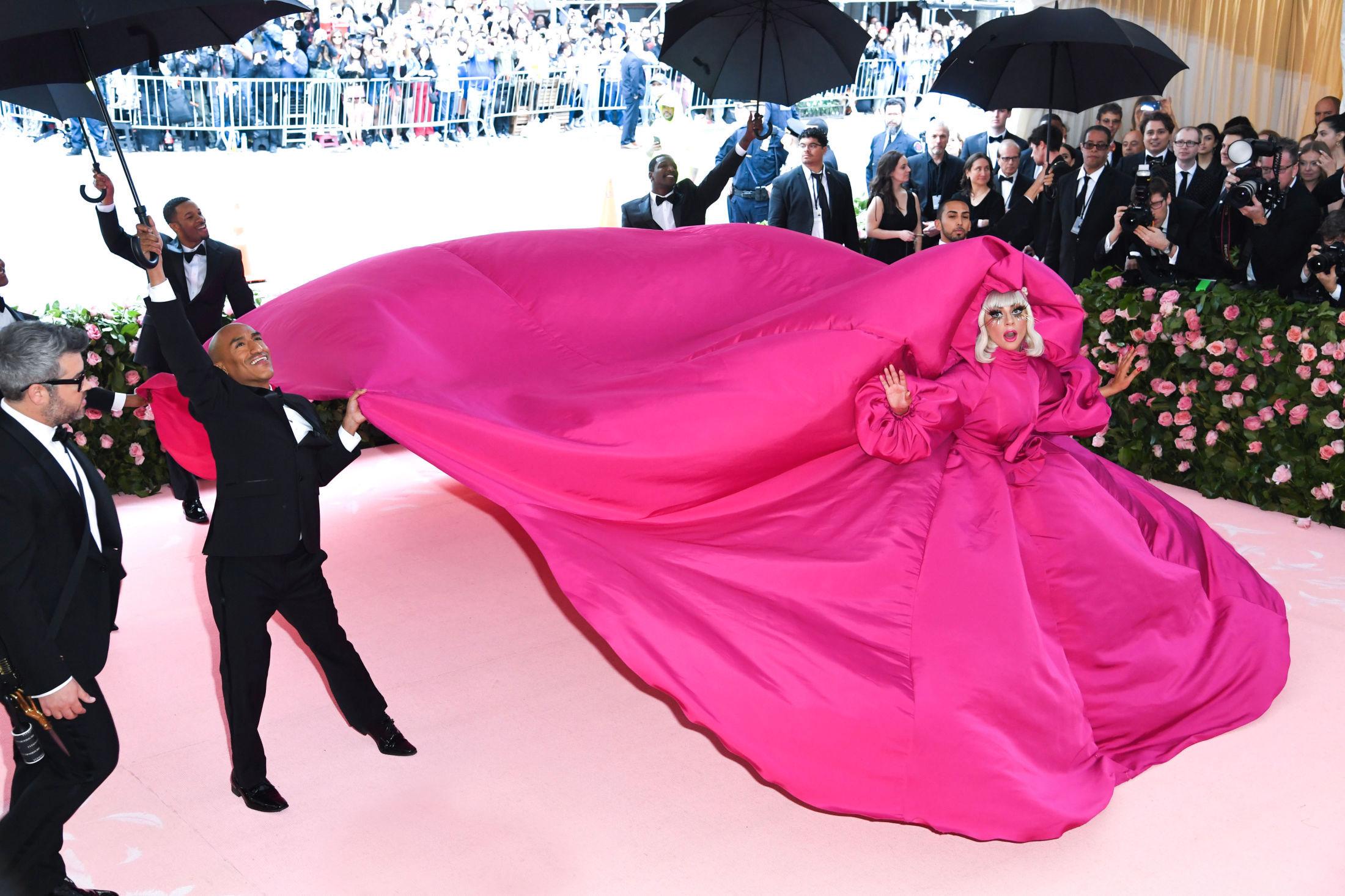 SKIFTET: Lady Gaga er dronningen av den røde løperen. På Met-gallaen i 2019 hadde hun en rosa Brandon Maxwell-kjole, som i løpet av minutter ble endret til fire ulike antrekk. 
