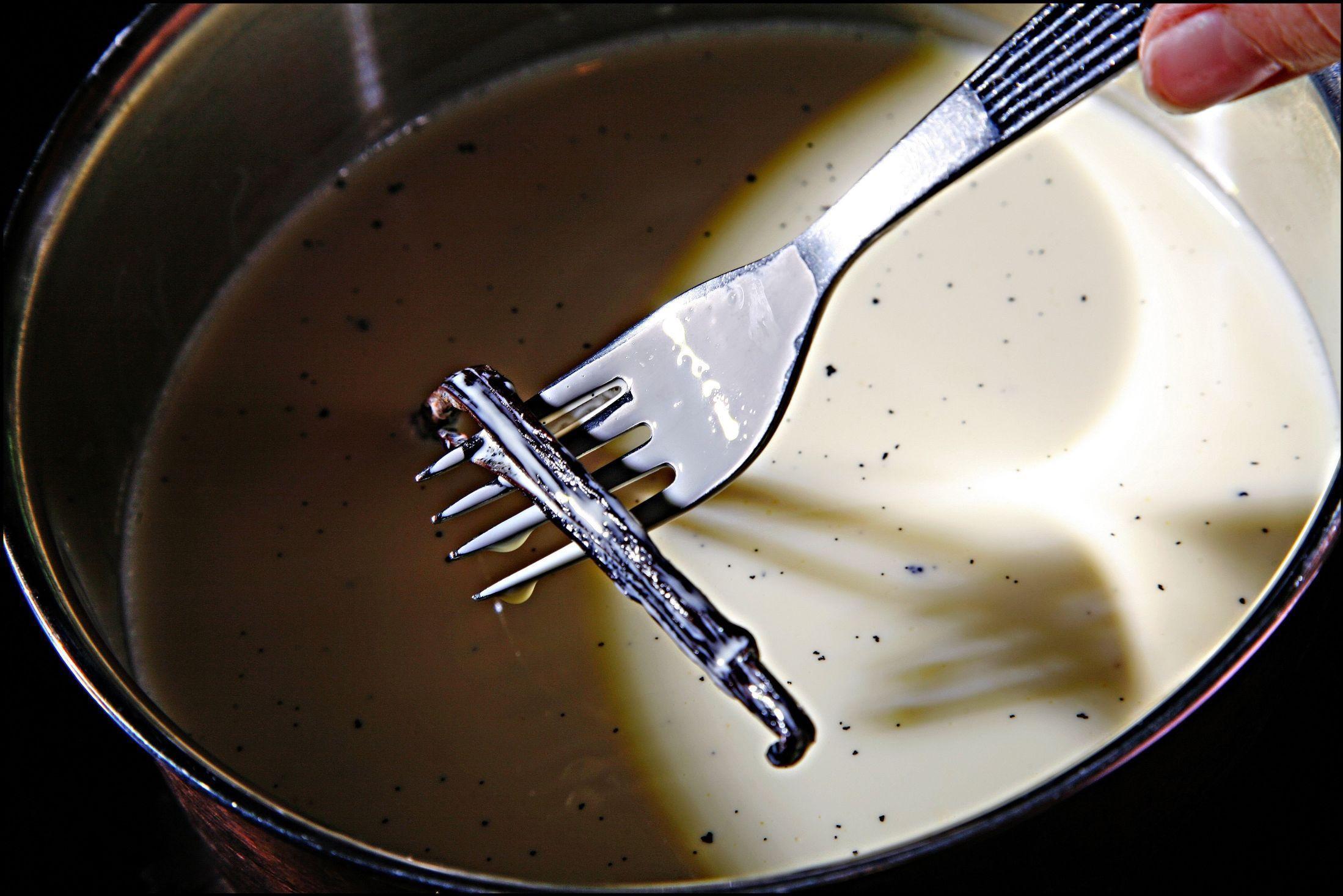 VANILJESTANG: Ekte vanilje i fløten hører med når du skal lage crème brûlée. Oppskrift finner du her. Foto: Magnar Kirknes/VG