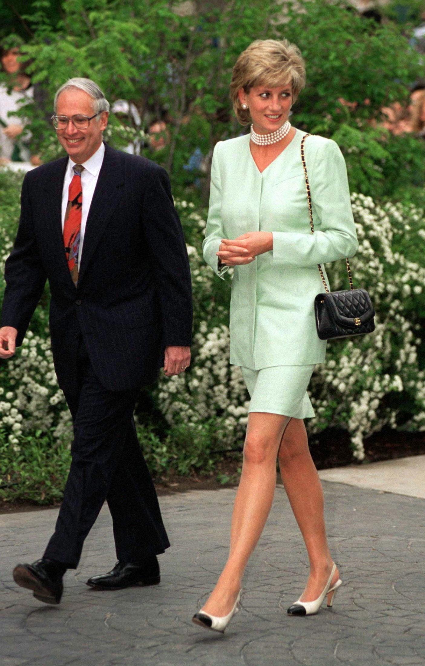 CHOKER & CHANEL: Da Diana besøkte Chicago i 1996 var hun blant annet iført en lys grønn drakt, Chanel-veske og sko, og perlechoker. Foto: Getty Images