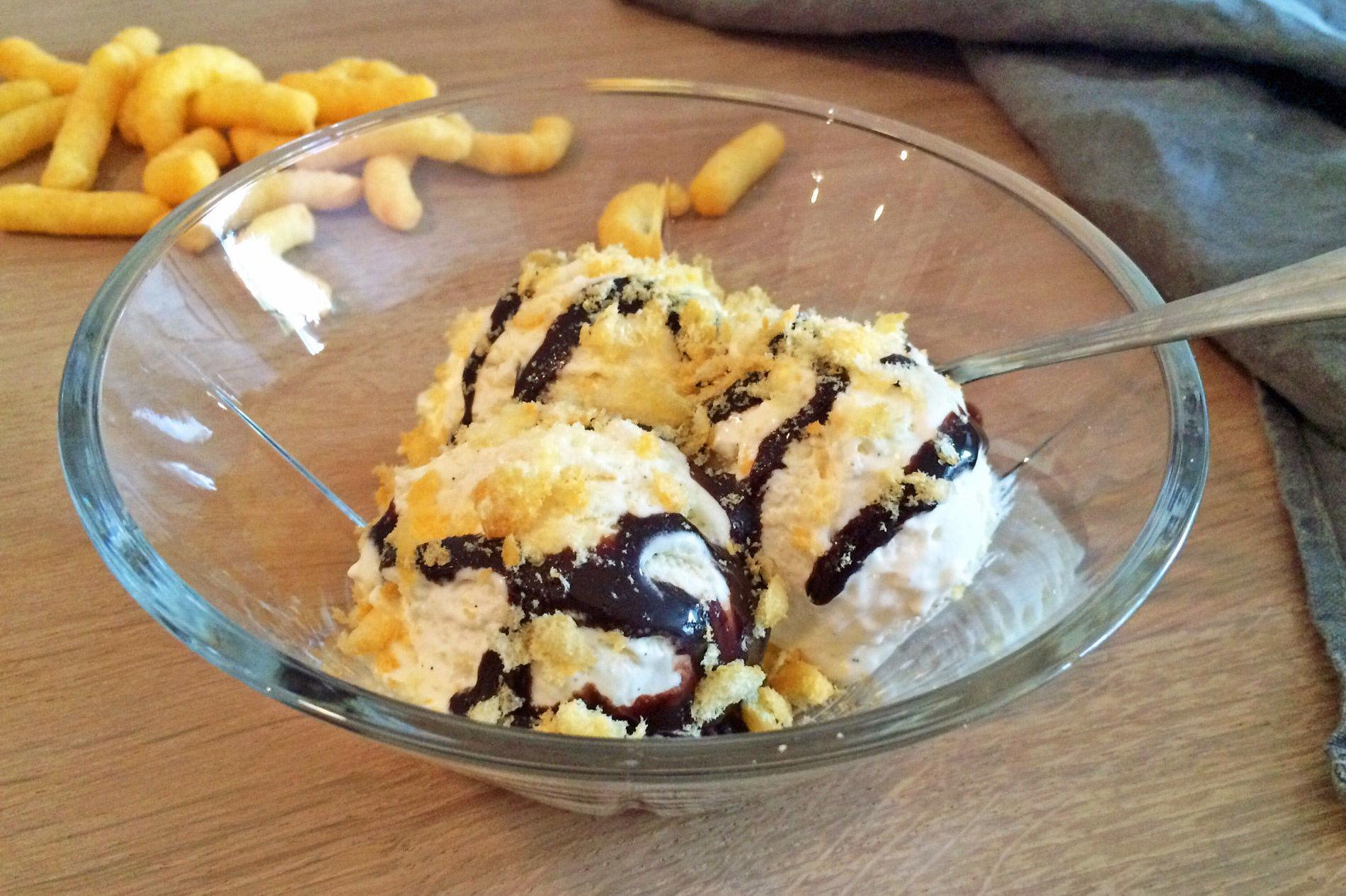 DESSERTEN SIN: Redaksjonens favoritt er vaniljeis toppet med sjokoladesaus og knust ostepop. Foto: Godt