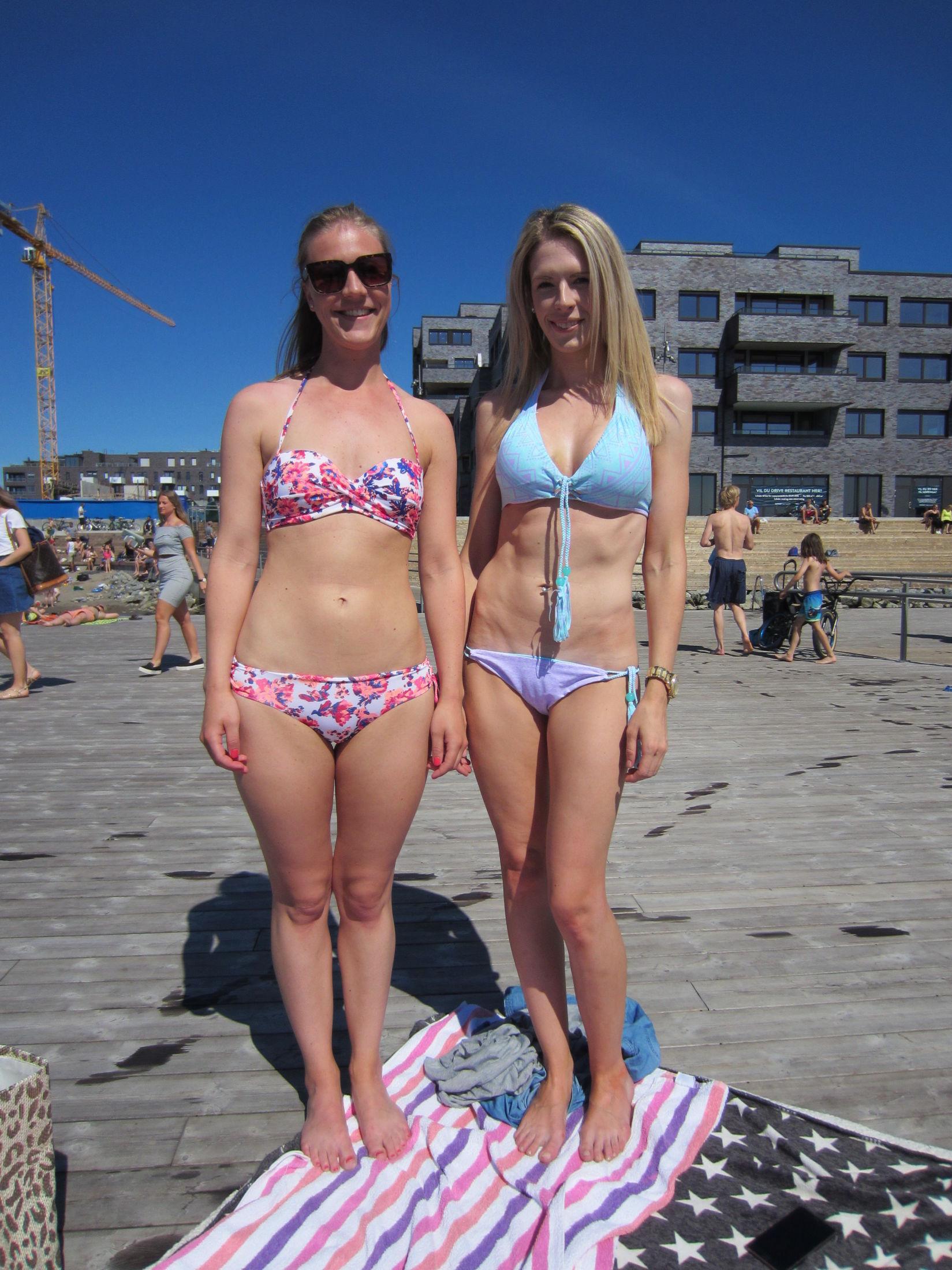 Fra venstre: Ulrikke Viksveen (26) er iført bikini fra H&M, og mener det meste er fint så lenge man er solbrun. - Hvis man har skikkelig brunfarge kler man det aller meste, men det verste jeg ser er g-streng-bikini på damer. Rikke Størebø (26), har på seg en lyseblå bikini fra Victoria’s Secret. - Bikinier i freshe farger og de som har skikkelig tan, mener jeg er det absolutt flotteste. Jeg synes at badeshortsene ikke må være for store, eller altfor korte og trange. Foto: Thea Roll Rakeng/MinMote