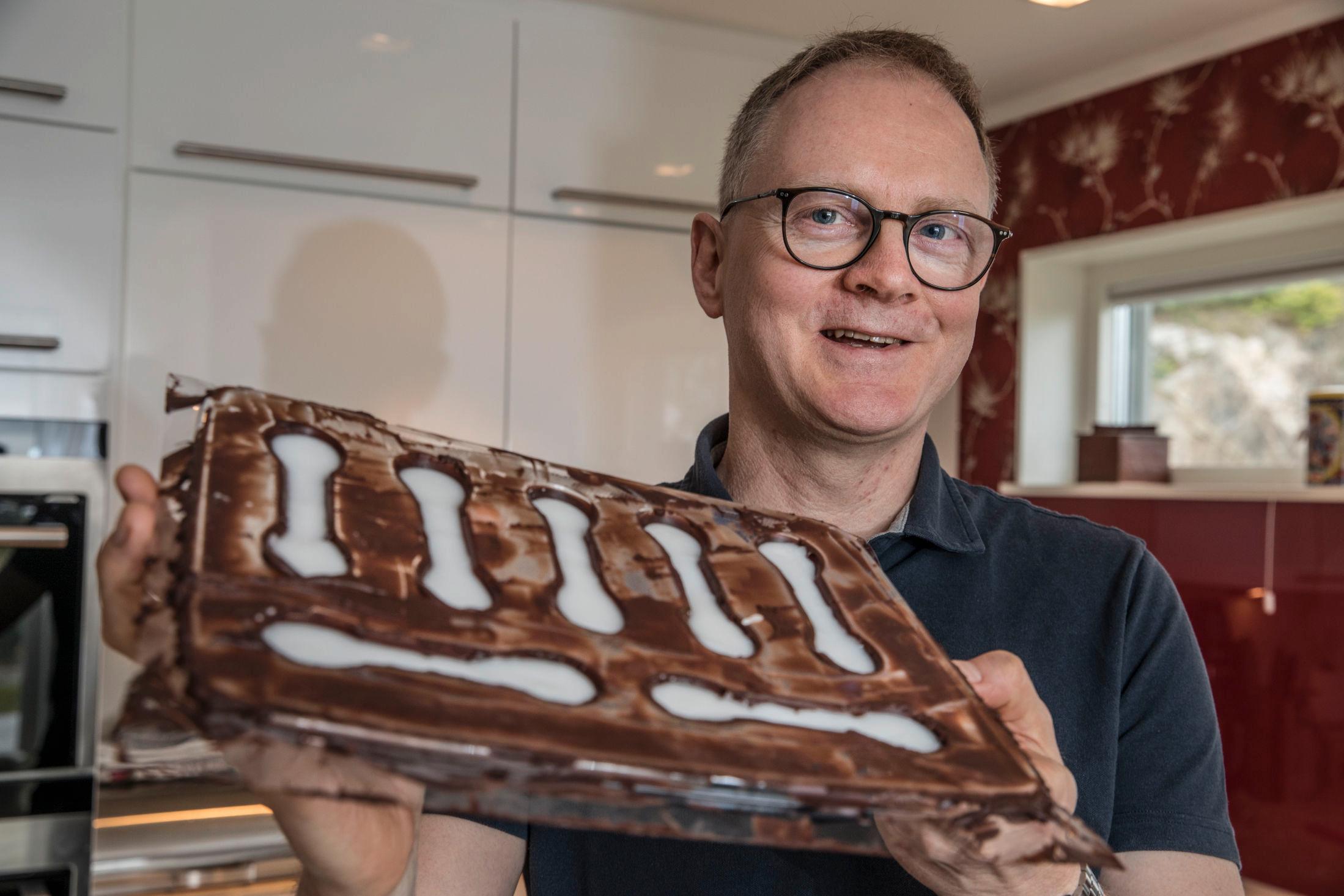 I MODELLEN: Fyllet er fylt i sjokoladen, som ligger i formen. Mon tro om disse blir riktige? Foto: Mattis Sandblad/VG