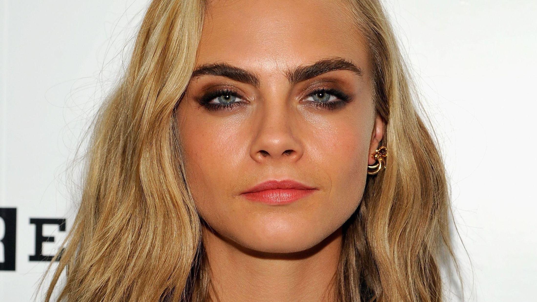 UTFORDRET:  Modell Cara Delevingne har fått mye av æren for «bushy brows»-trenden. Nå brer «bølgebryn»-trenden om seg på Instagram. Foto: AFP