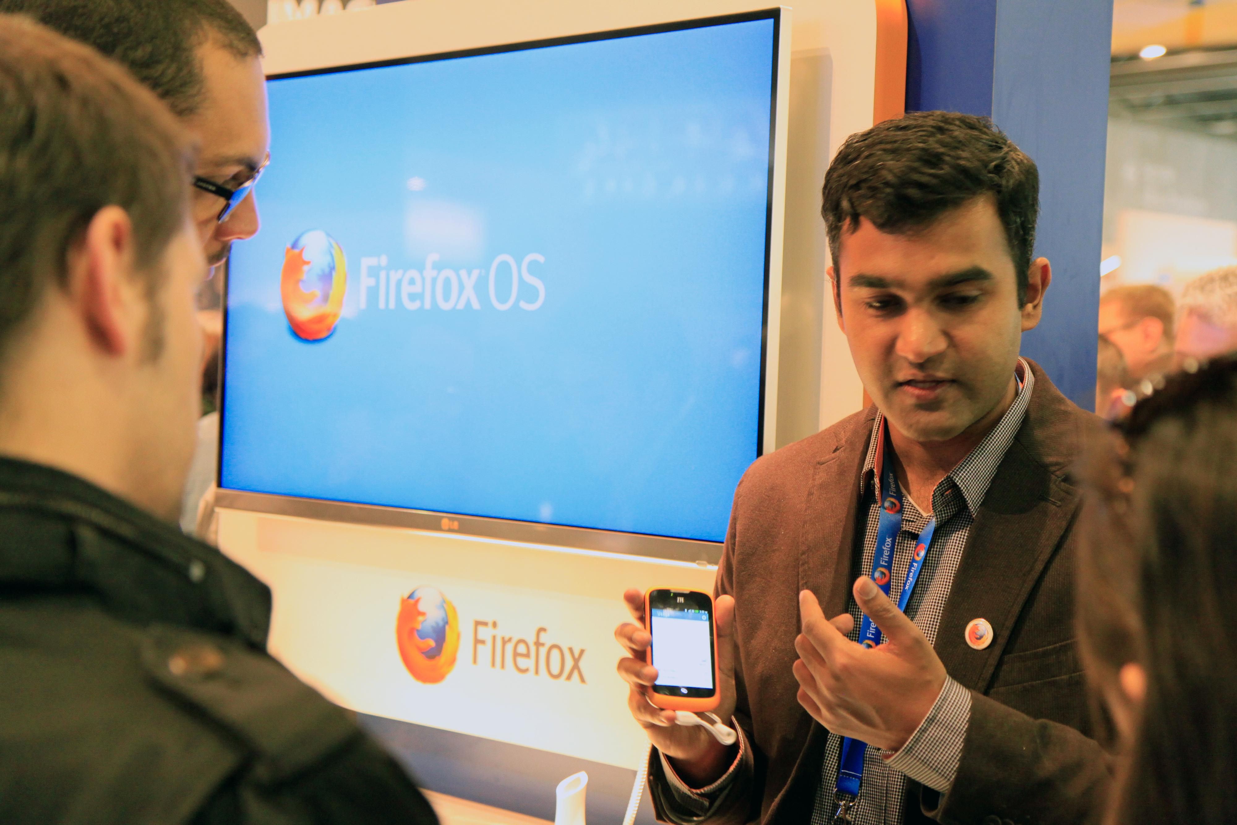 Det var stor interesse for Firefox OS blant de besøkende på messen.Foto: Kurt Lekanger, Amobil.no