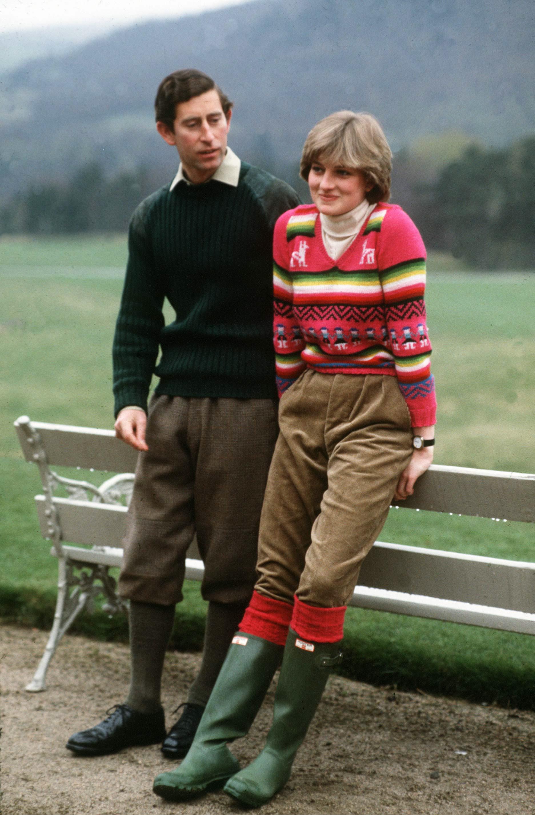 1981: Diana hadde sansen for gøyale topper og gensere. Denne genseren som hun brukte i mai 1981 er en av de mest ikoniske. Legg også merke til støvlene. 