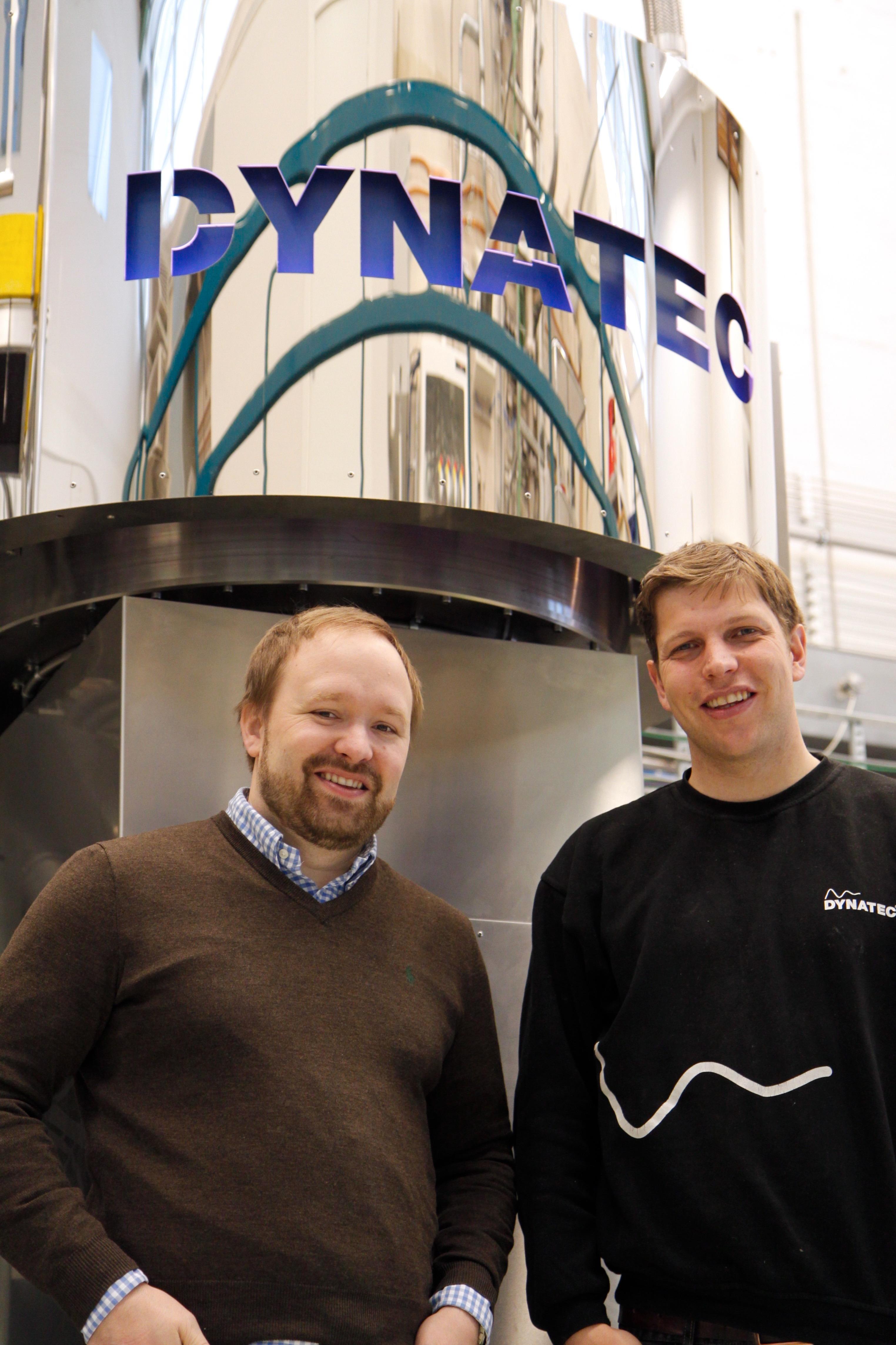 Dr. Werner Filtvedt (til venstre) er fagområdeleder i avdelingen for solenergi på IFE, mens Sverre Sørensen er prosjektleder for Dynatec-reaktoren. Foto: Kurt Lekanger, Tek.no