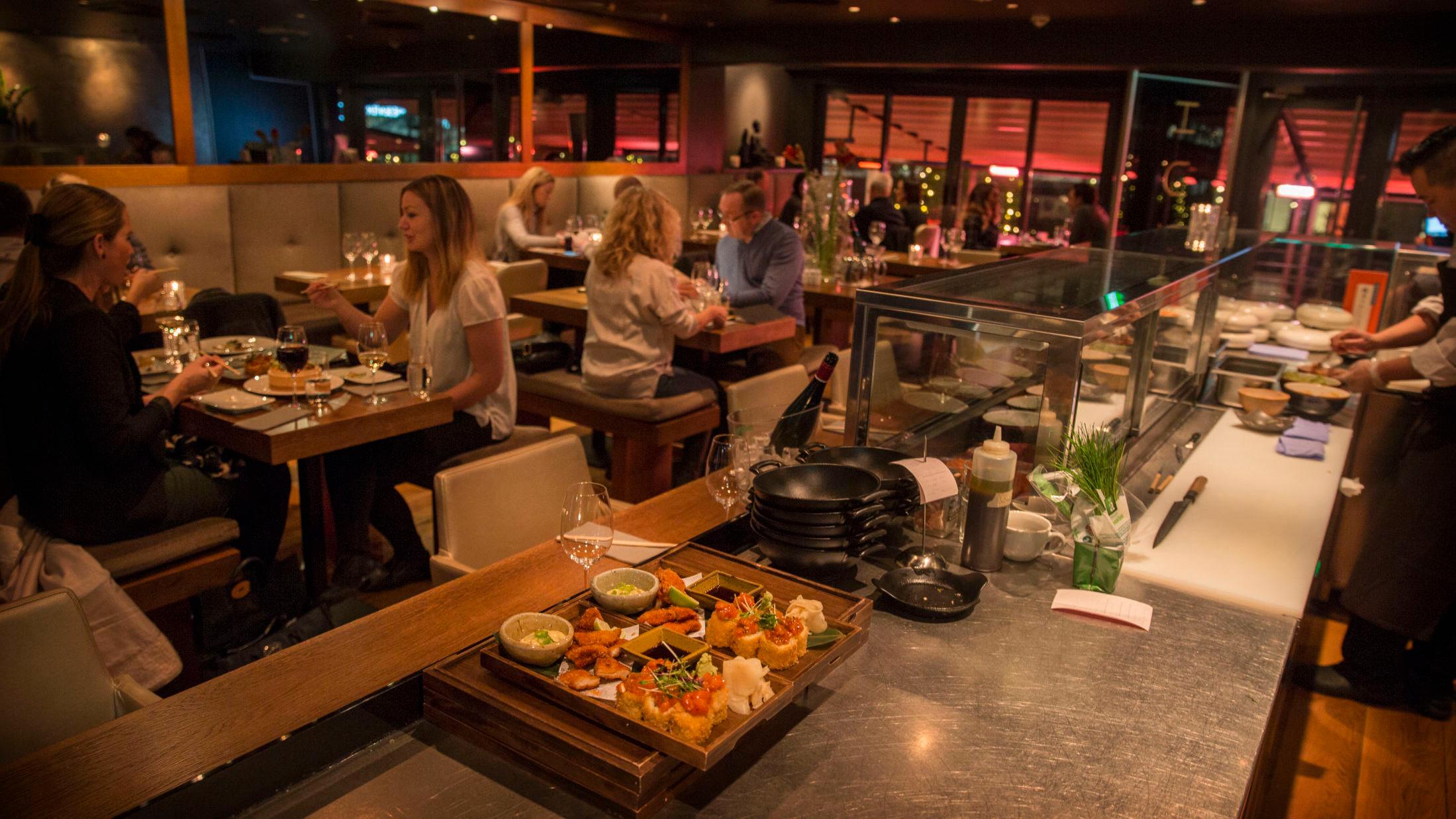LOCATION LOCATION?: Gjemt midt på Aker Brygges Bryggetorg serverer serverer Huy sushi, asiatiske tapas og nudler. Foto: Mattis Sandblad/VG.