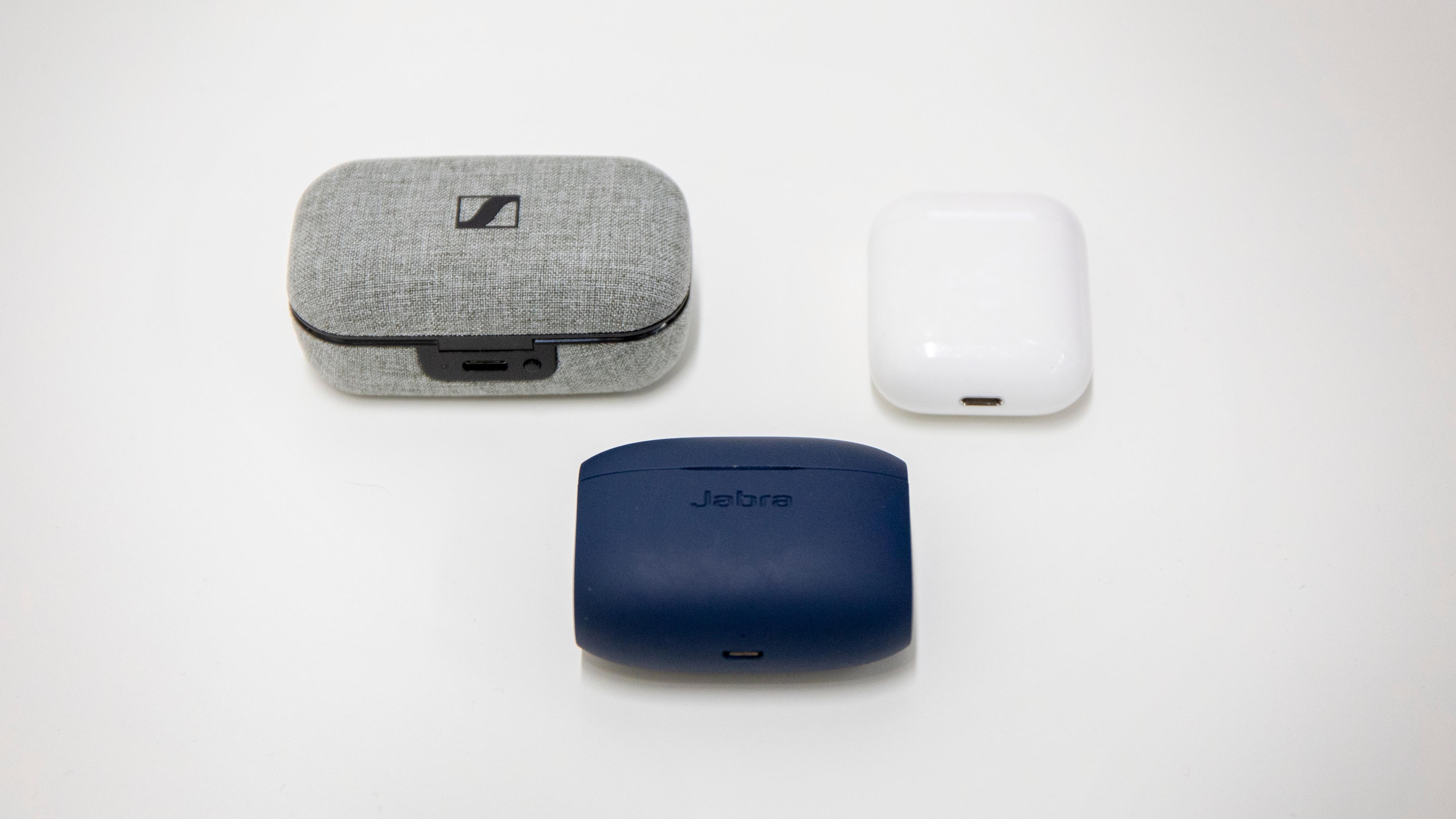 Sennheiser-etuiet er hakket større enn flere av konkurrentene, her Jabra (blått) og Apple.